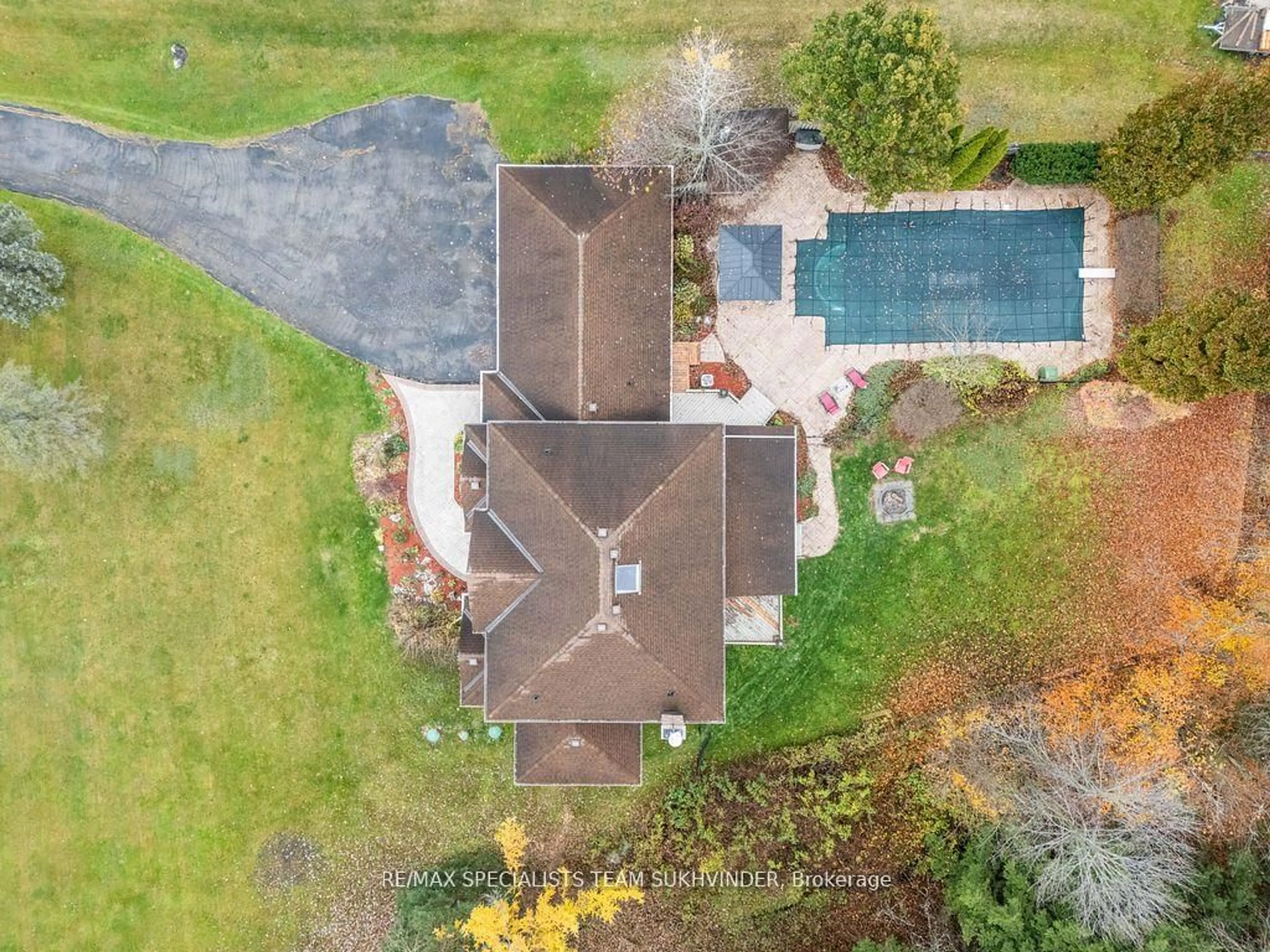 A pic from outside/outdoor area/front of a property/back of a property/a pic from drone, unknown for 15 Country Lane Dr, Caledon Ontario L7E 0B4