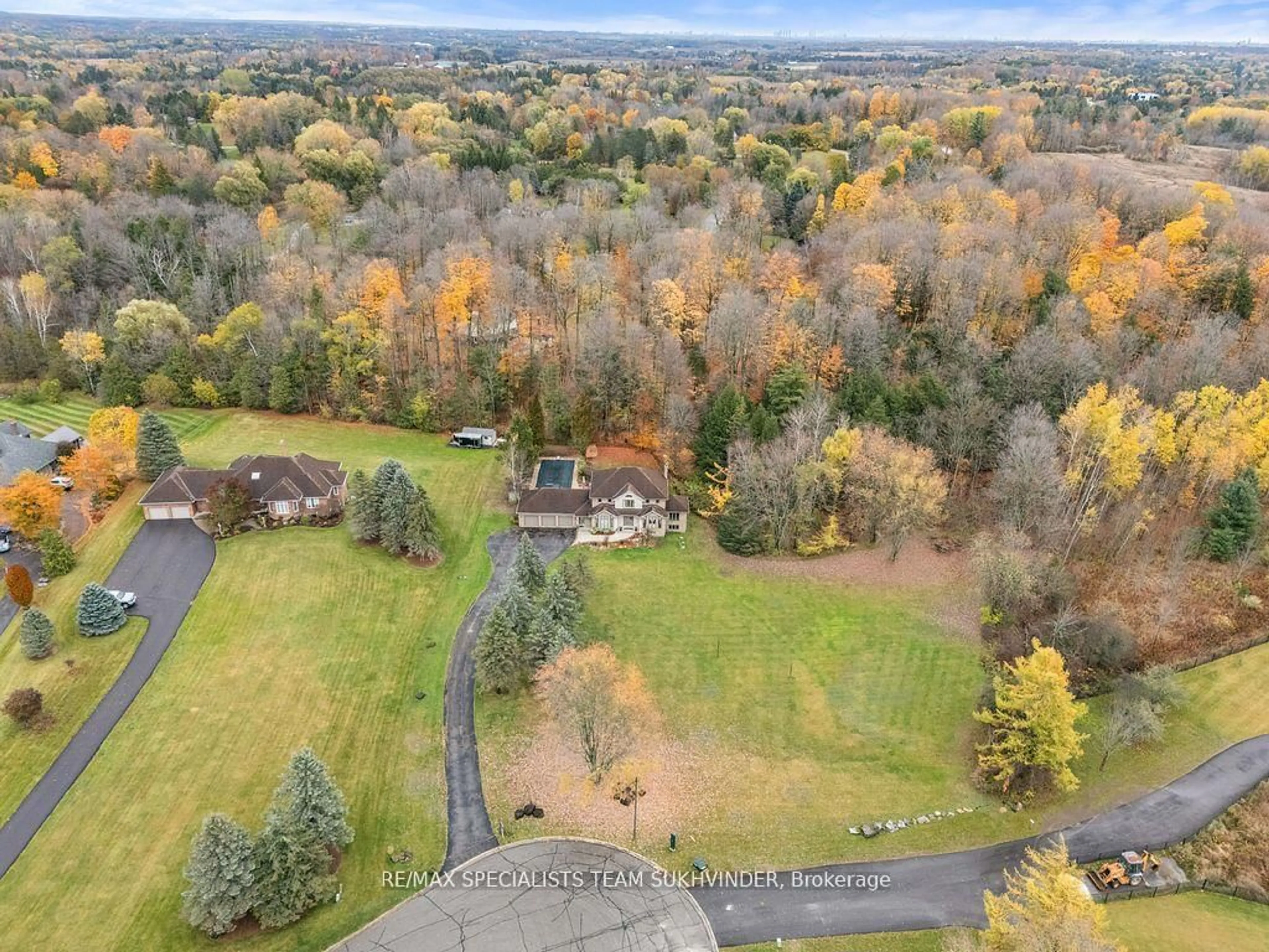 A pic from outside/outdoor area/front of a property/back of a property/a pic from drone, forest/trees view for 15 Country Lane Dr, Caledon Ontario L7E 0B4