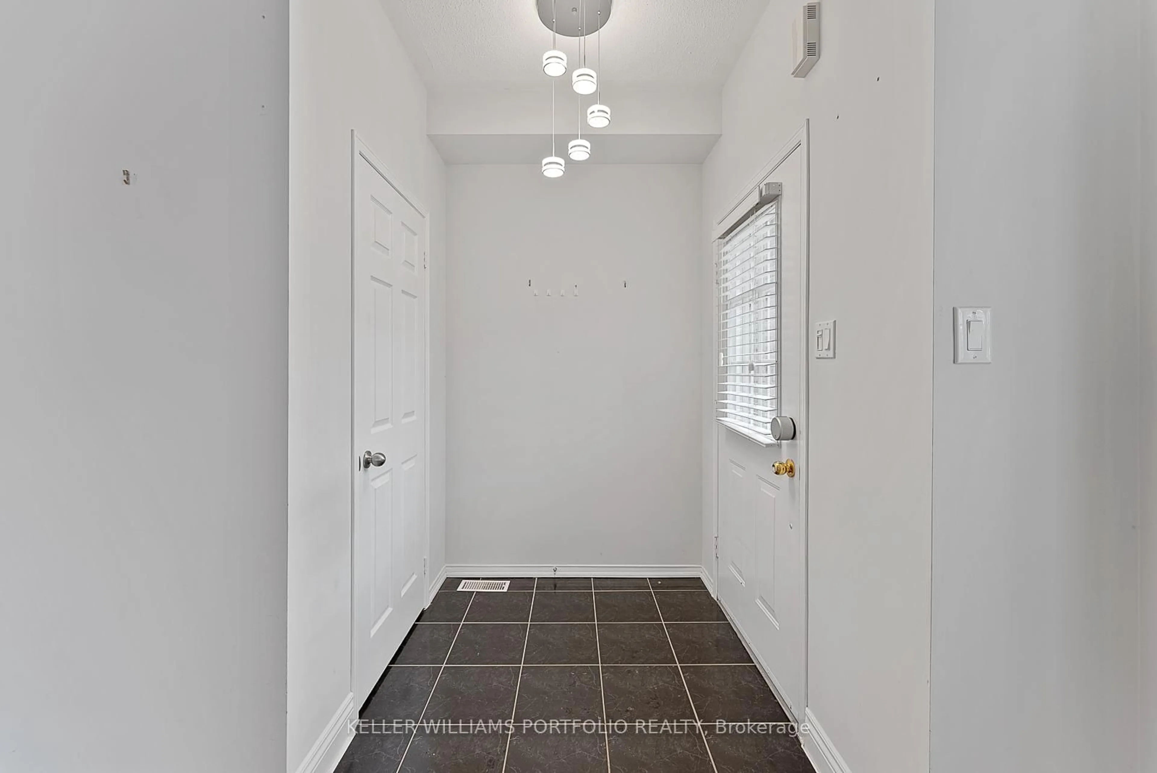 Indoor entryway for 118 Gatwick Dr, Oakville Ontario L6H 6V3