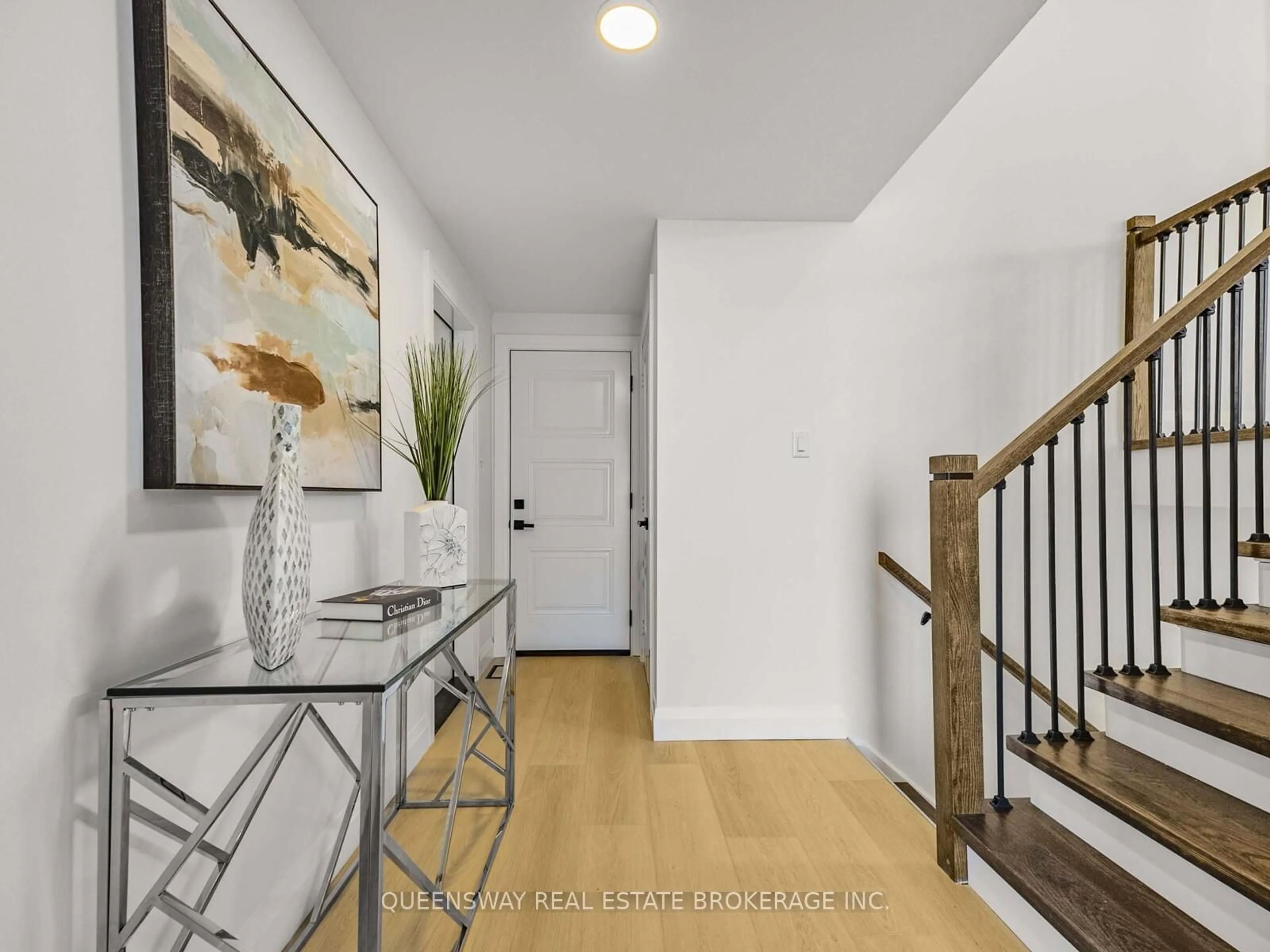 Indoor entryway for 1128 Pinegrove Rd, Oakville Ontario L6L 2W6