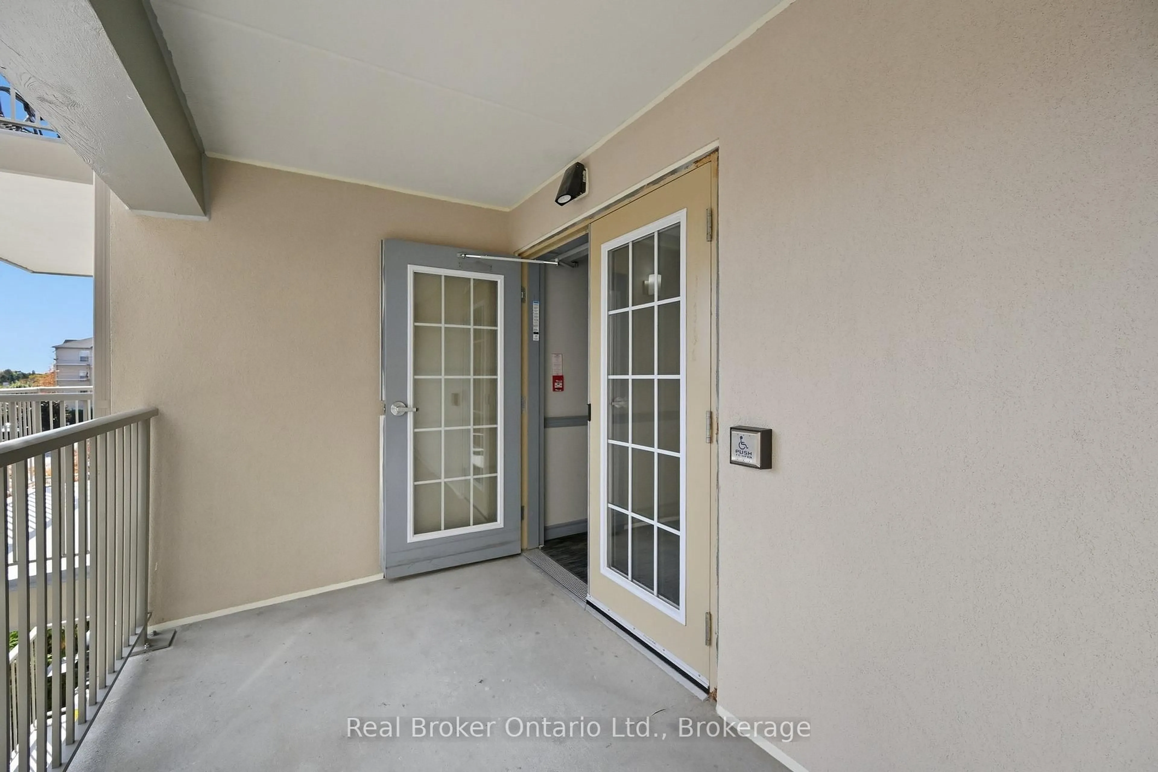 Indoor entryway for 1480 Bishops Gate #315, Oakville Ontario L6M 4N4