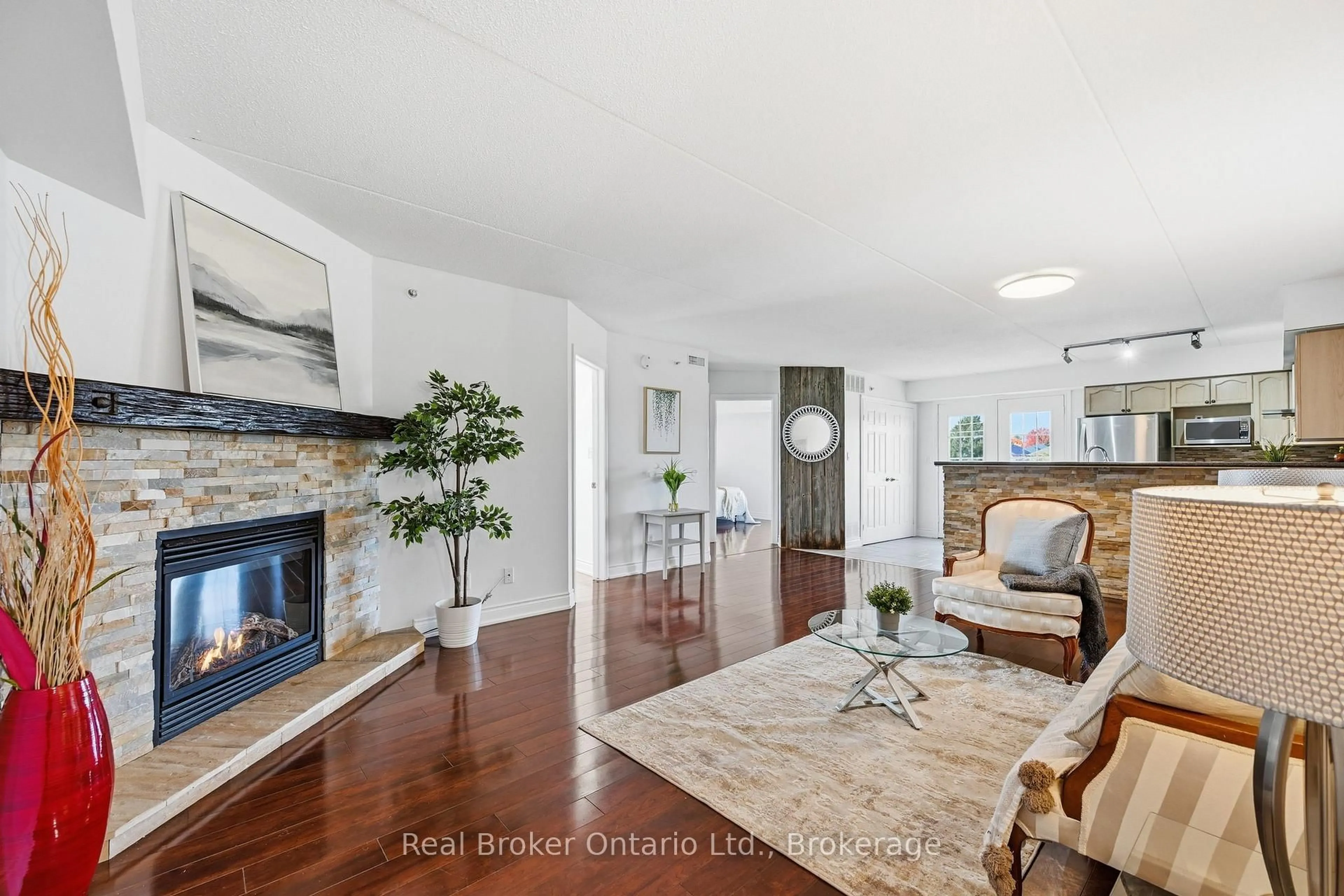 Living room with furniture, unknown for 1480 Bishops Gate #315, Oakville Ontario L6M 4N4