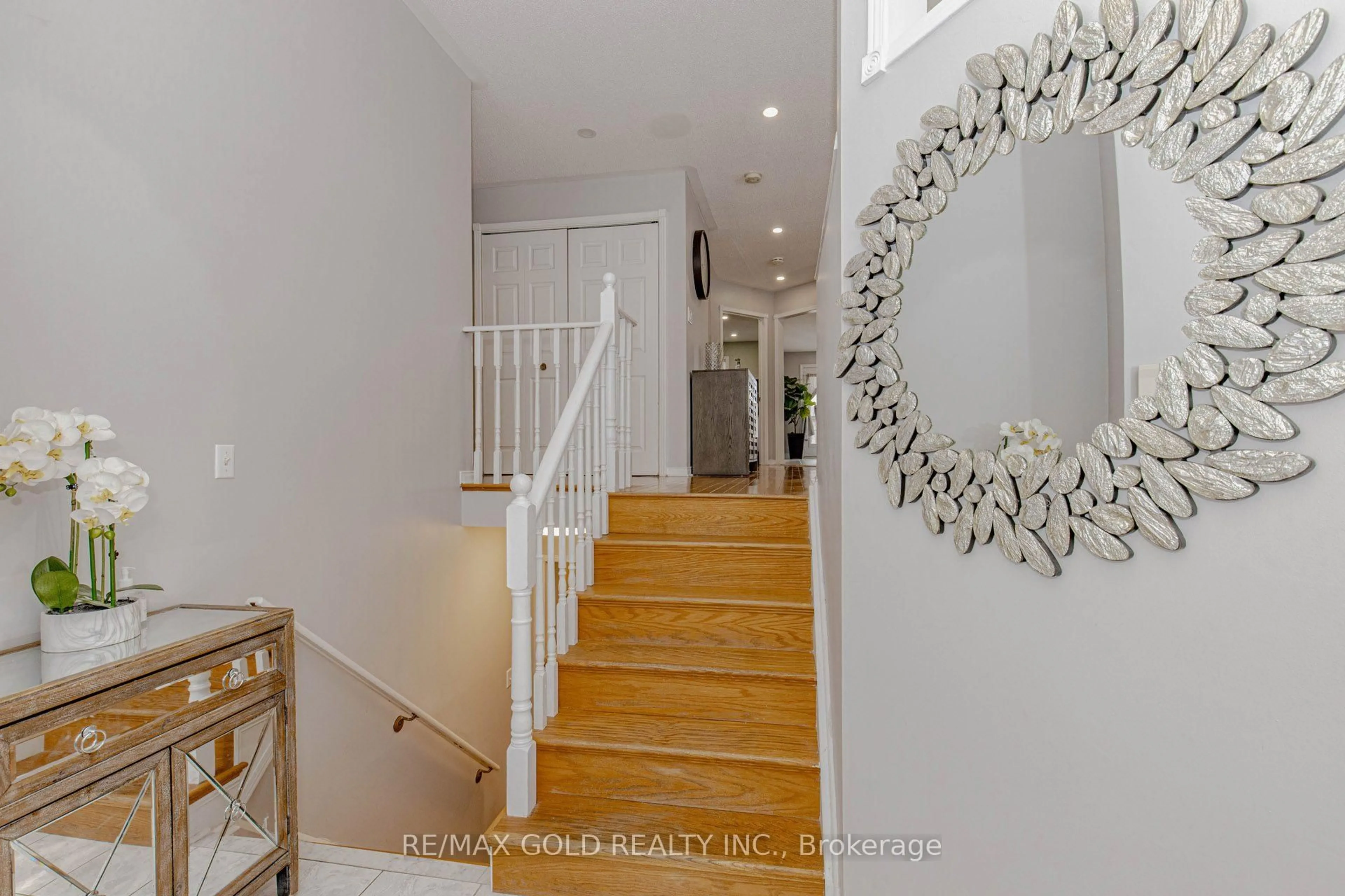 Indoor entryway for 32 Aspenwood Tr, Caledon Ontario L7C 1B7