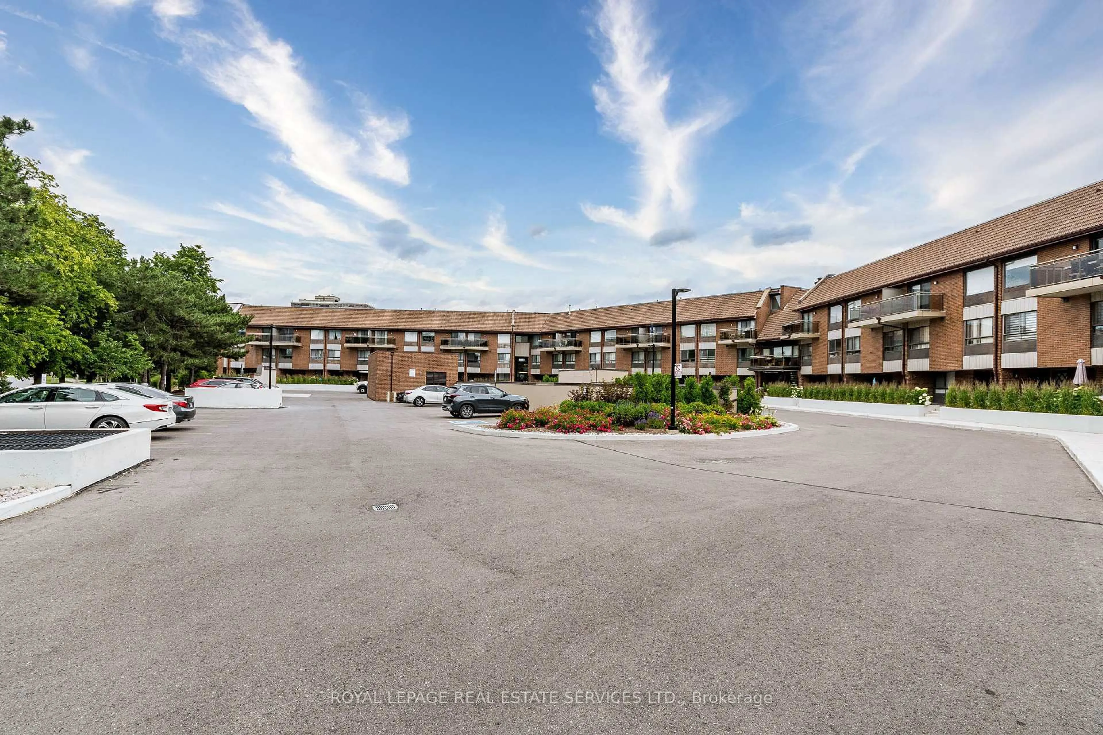 Patio, mountain view for 1000 Cedarglen Gate #619, Mississauga Ontario L5C 3Z5