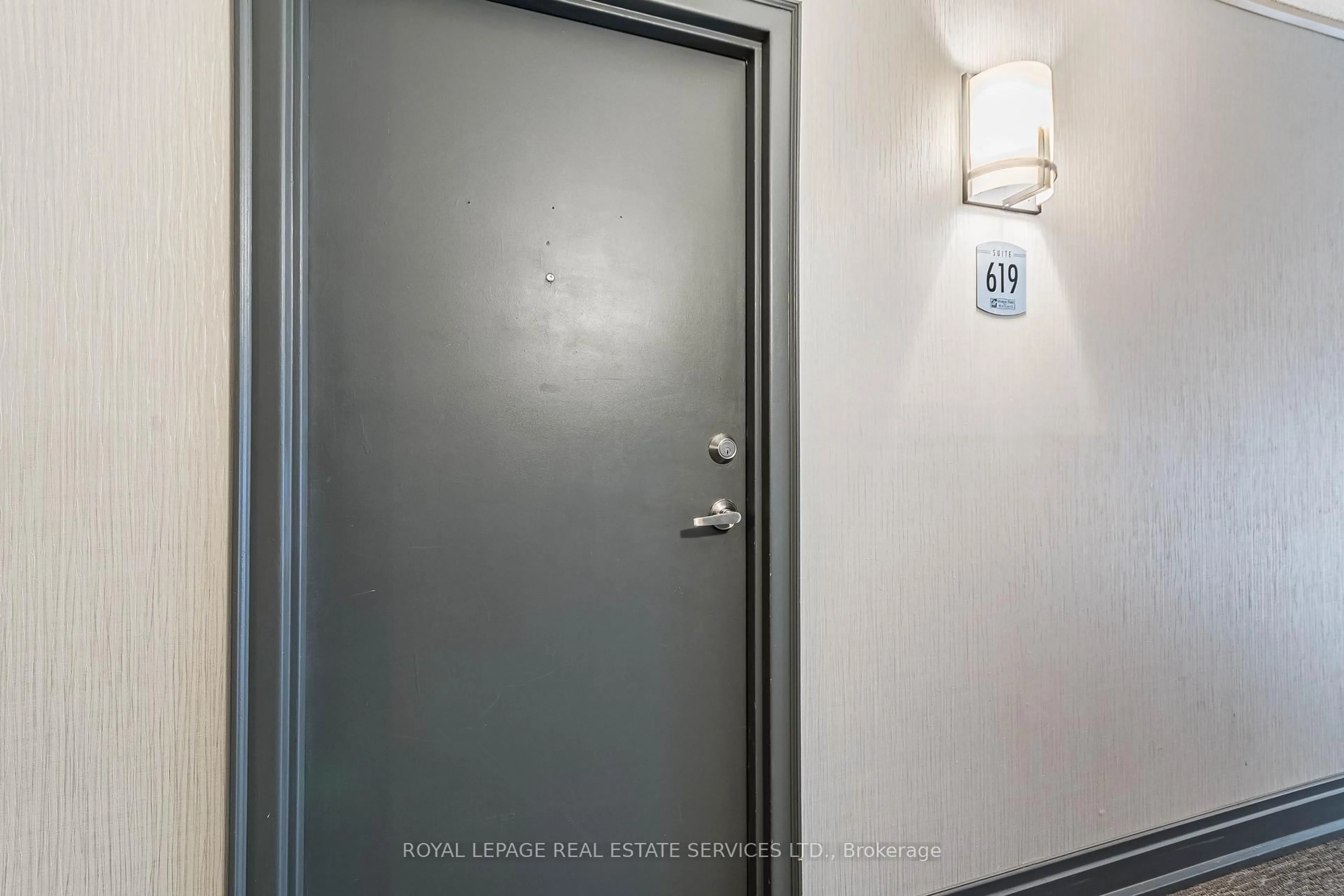 Indoor foyer for 1000 Cedarglen Gate #619, Mississauga Ontario L5C 3Z5