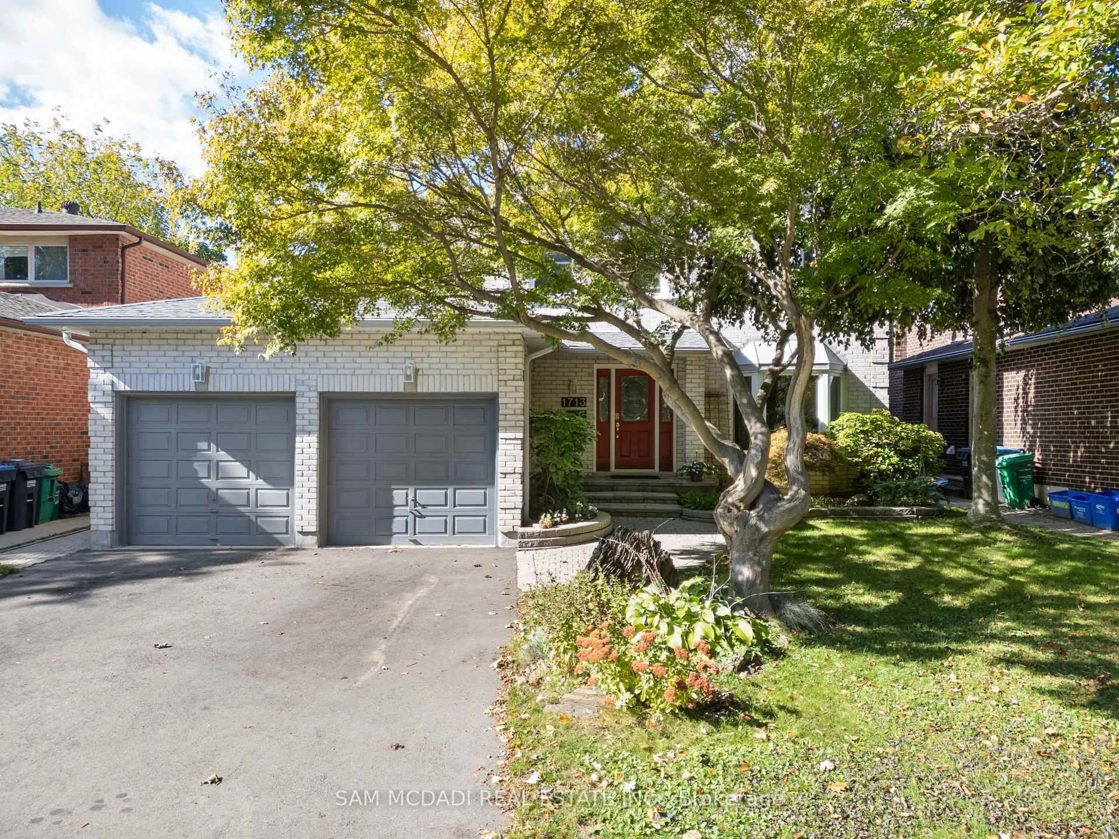 A pic from outside/outdoor area/front of a property/back of a property/a pic from drone, street for 1713 Pengilley Pl, Mississauga Ontario L5J 4R8