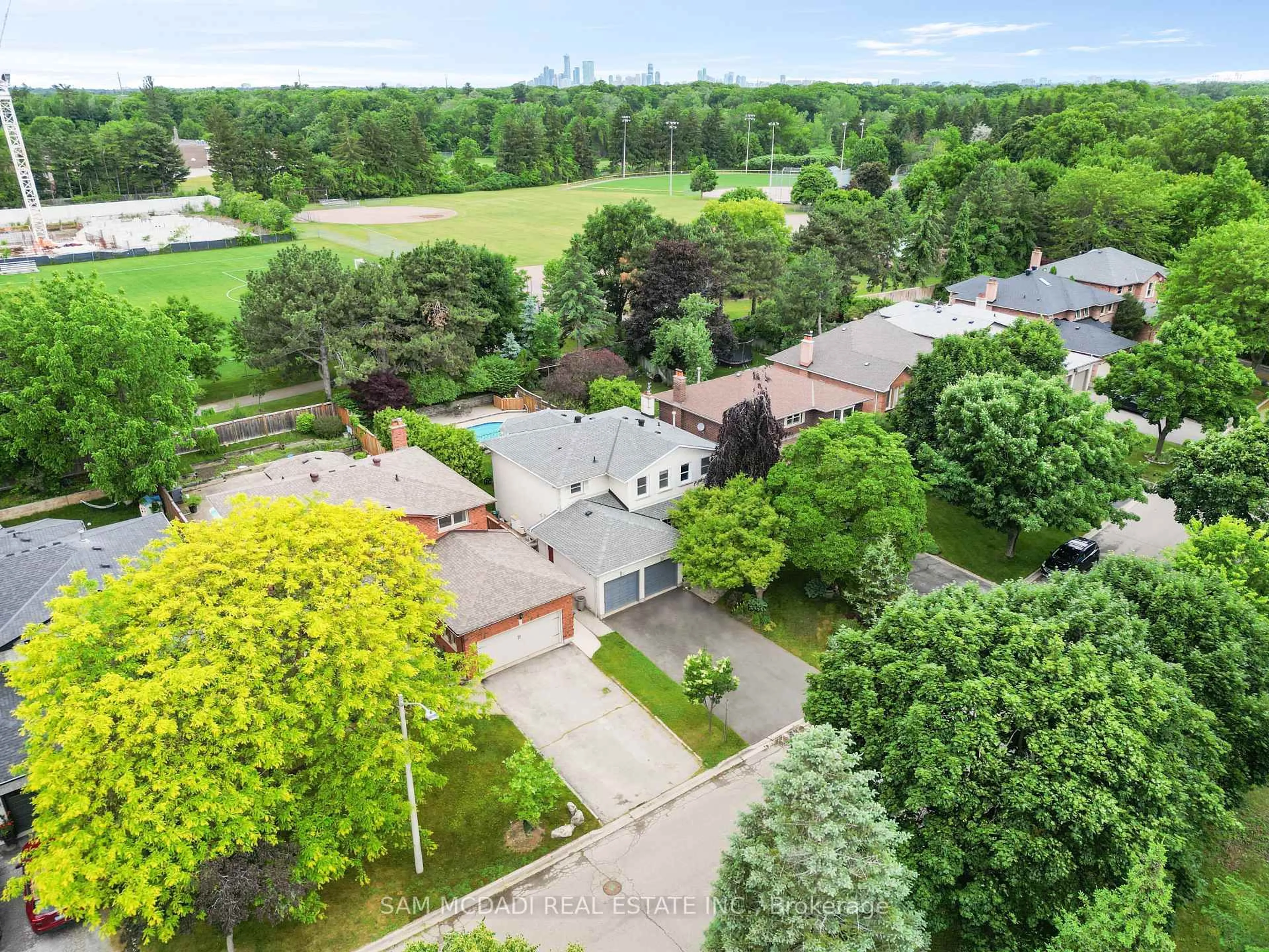A pic from outside/outdoor area/front of a property/back of a property/a pic from drone, street for 1713 Pengilley Pl, Mississauga Ontario L5J 4R8