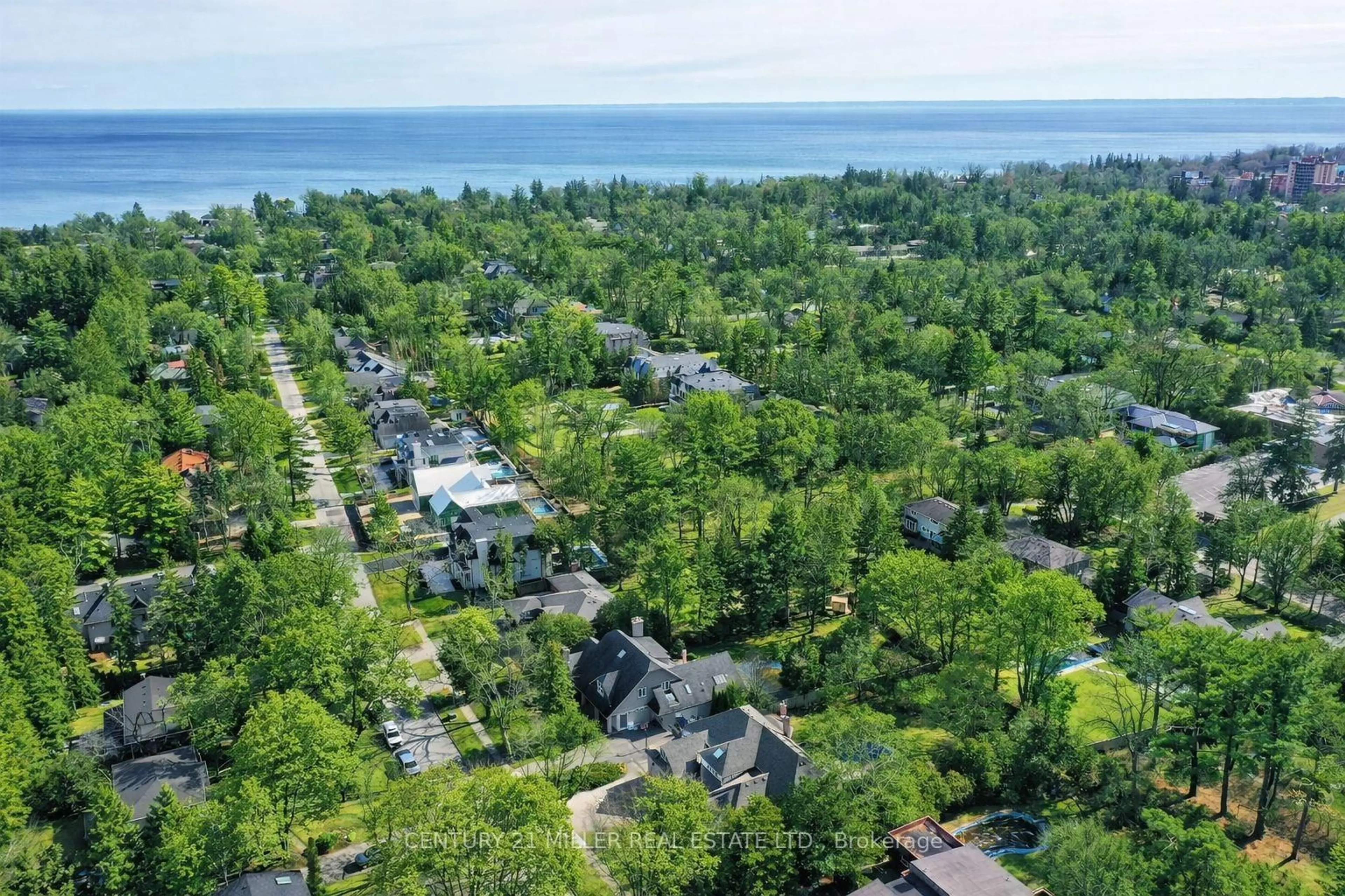 A pic from outside/outdoor area/front of a property/back of a property/a pic from drone, water/lake/river/ocean view for 238 Elton Park Rd, Oakville Ontario L6J 4C1