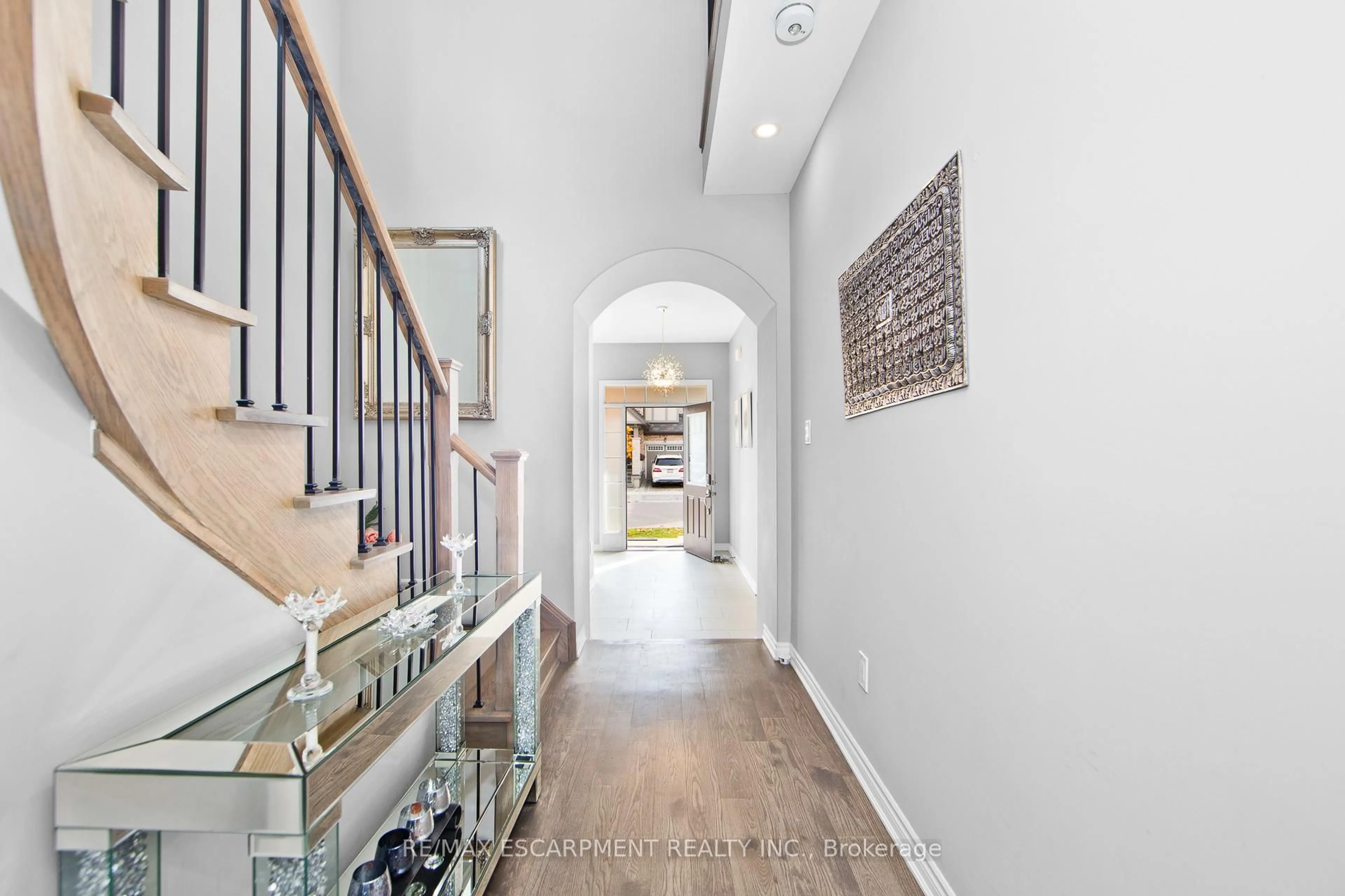 Indoor entryway for 307 Hinton Terr, Milton Ontario L9E 1C8