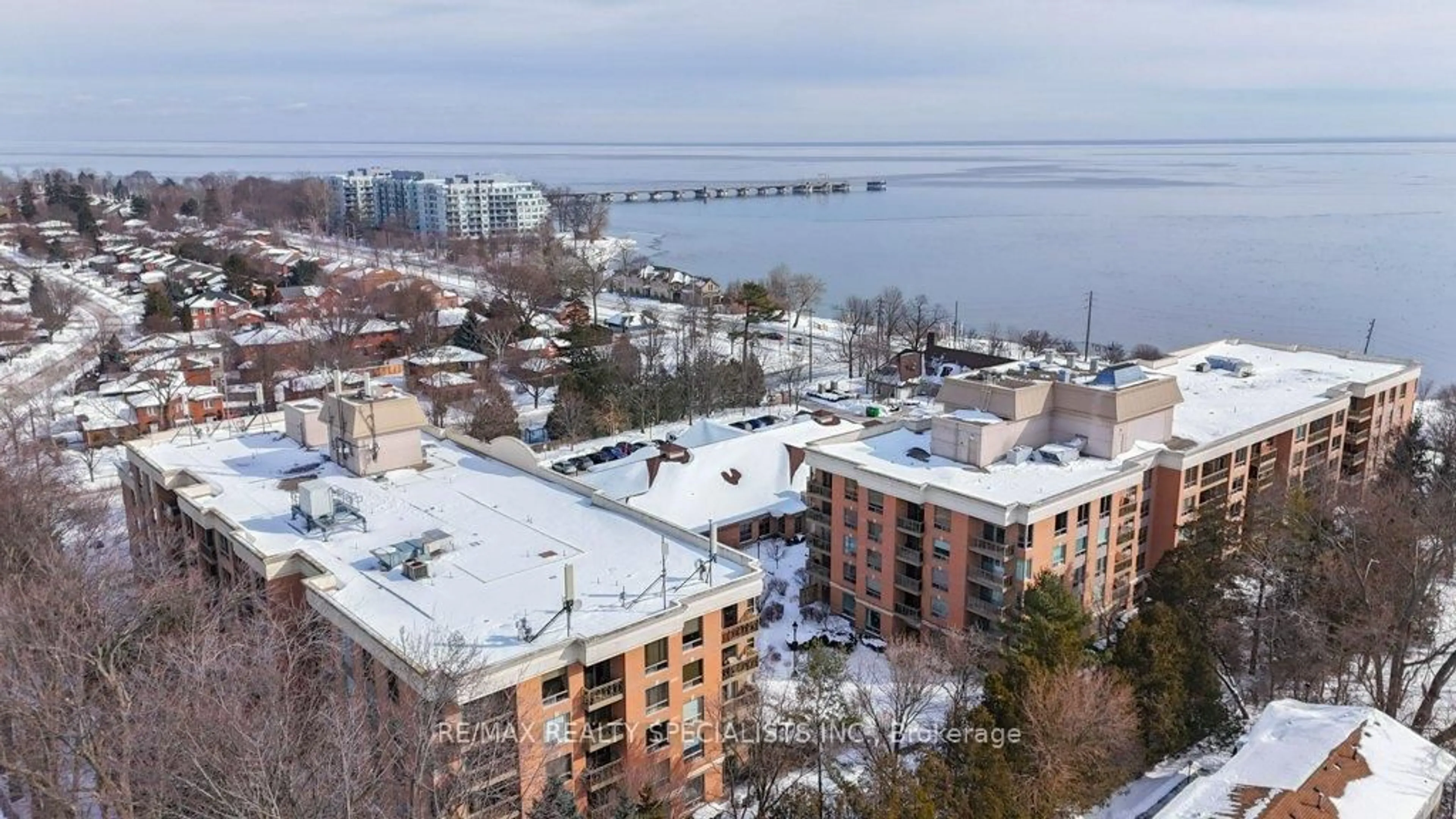 A pic from outside/outdoor area/front of a property/back of a property/a pic from drone, water/lake/river/ocean view for 100 Burloak Dr #2207, Burlington Ontario L7L 6P6