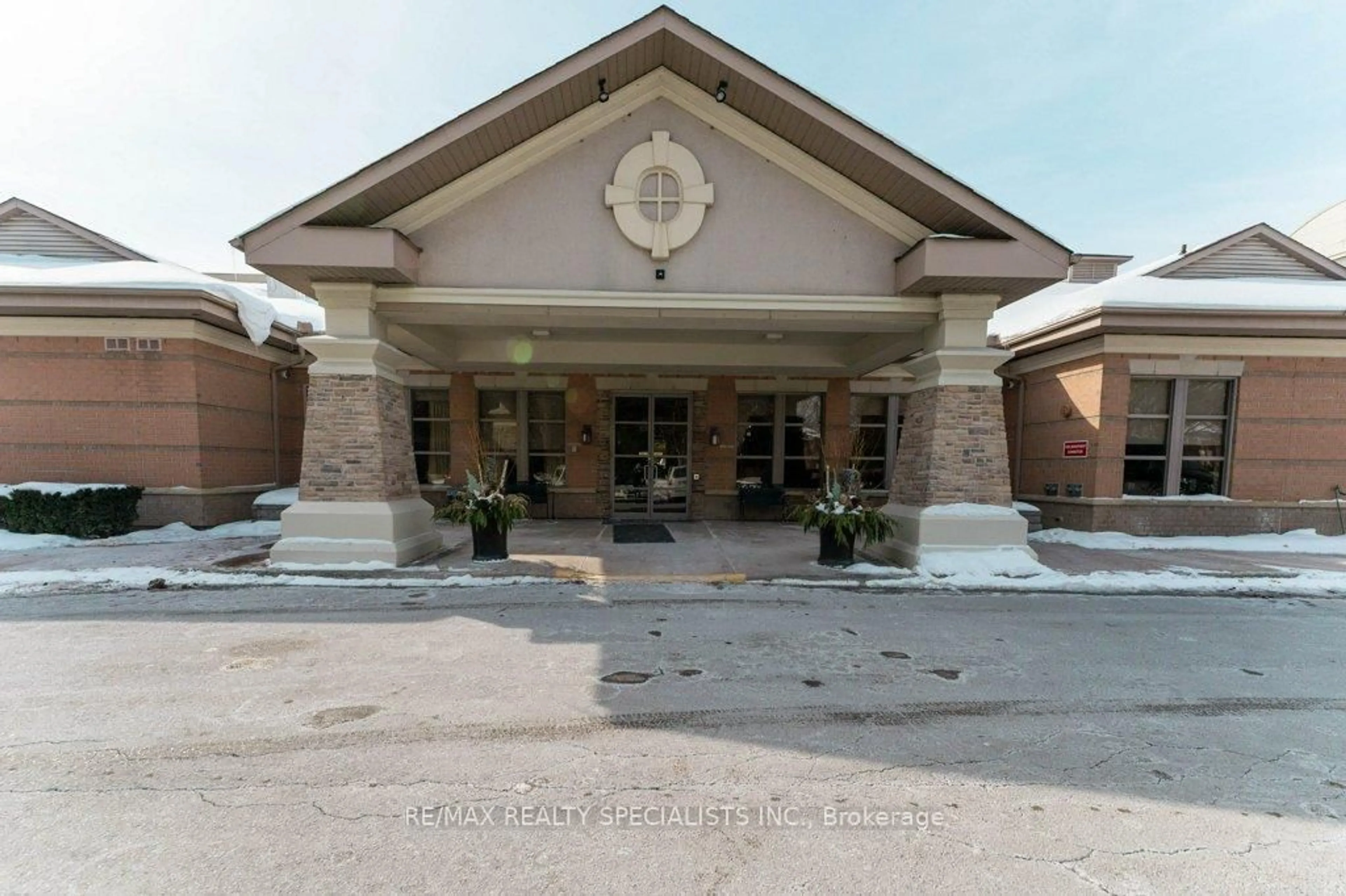 Indoor foyer for 100 Burloak Dr #2207, Burlington Ontario L7L 6P6