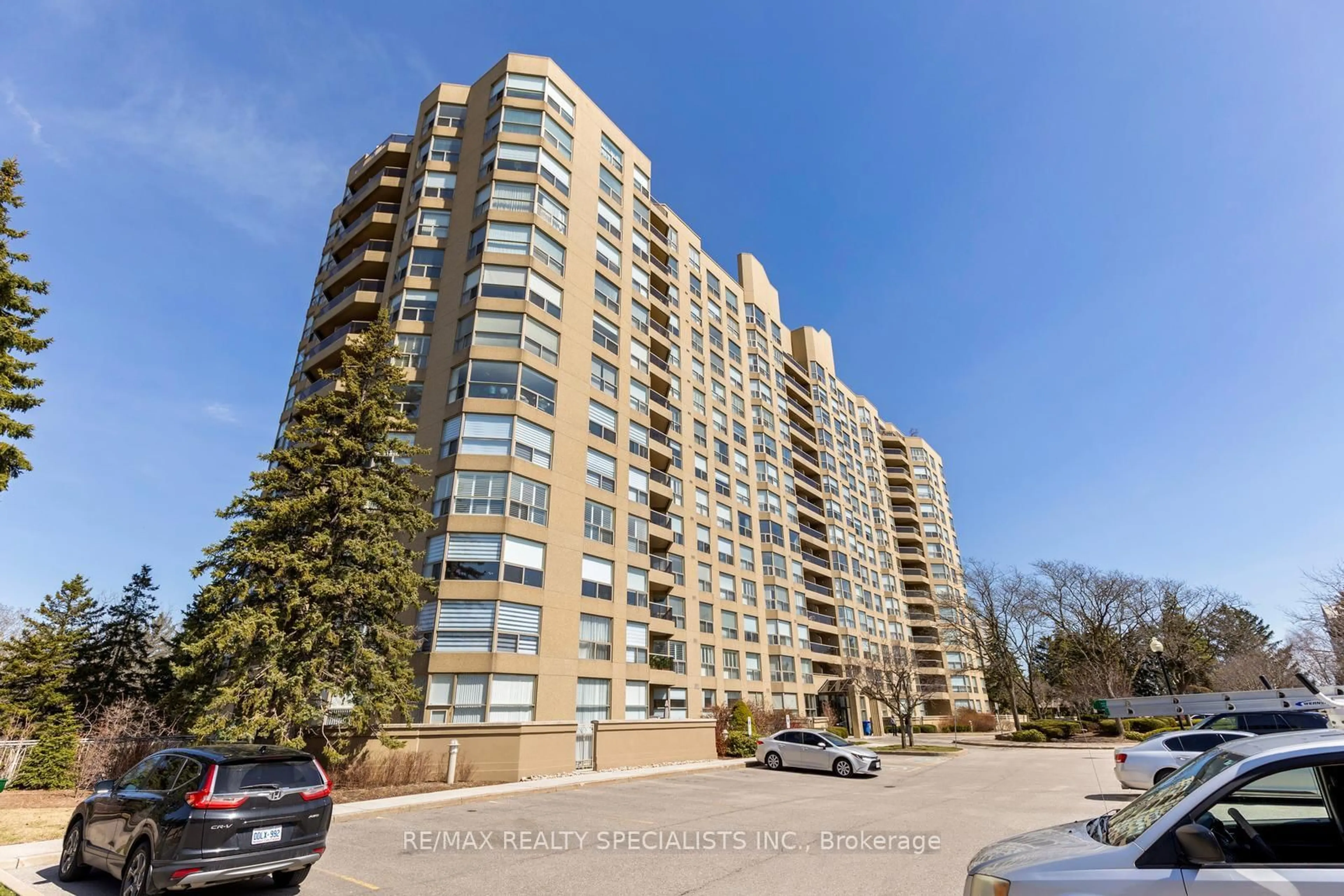 A pic from outside/outdoor area/front of a property/back of a property/a pic from drone, unknown for 1800 The Collegeway #204, Mississauga Ontario L5L 5S4