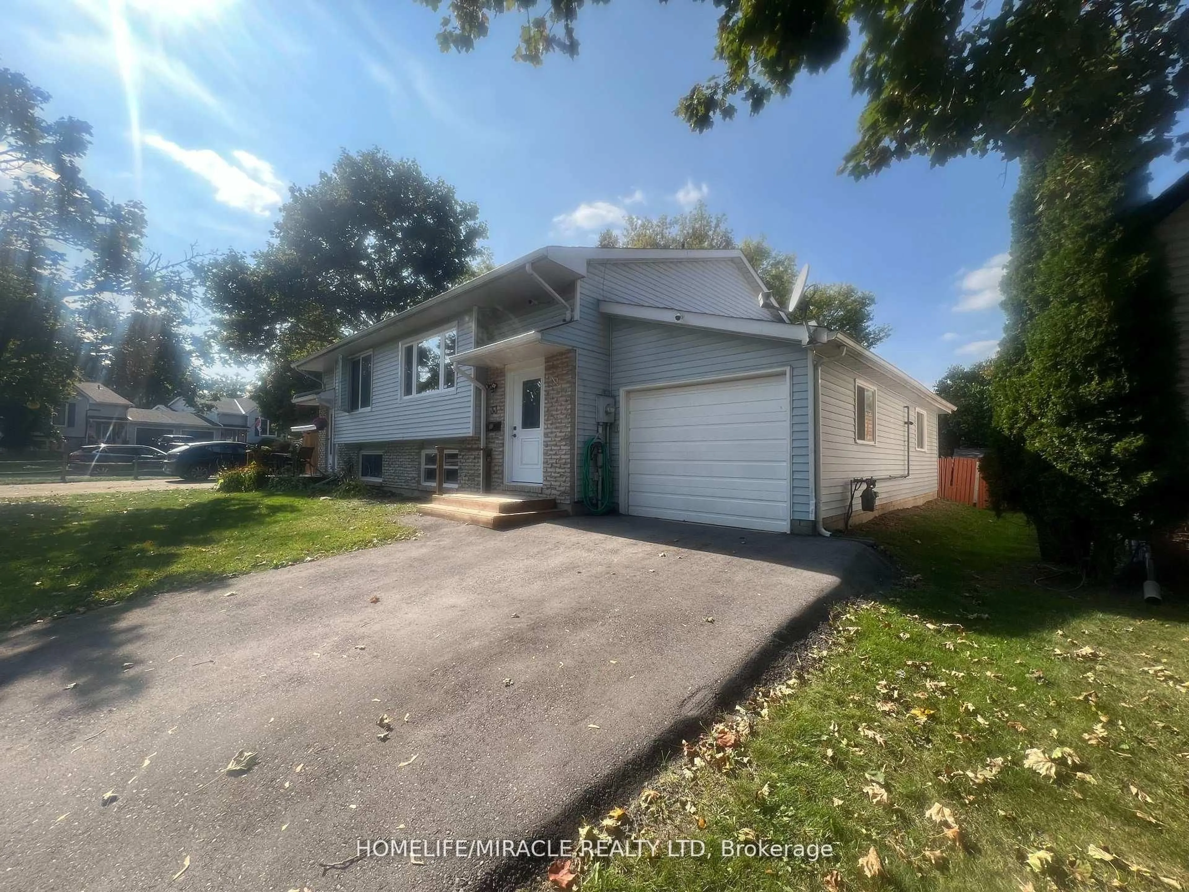 A pic from outside/outdoor area/front of a property/back of a property/a pic from drone, street for 33 Quarry Dr, Orangeville Ontario L9W 3S6