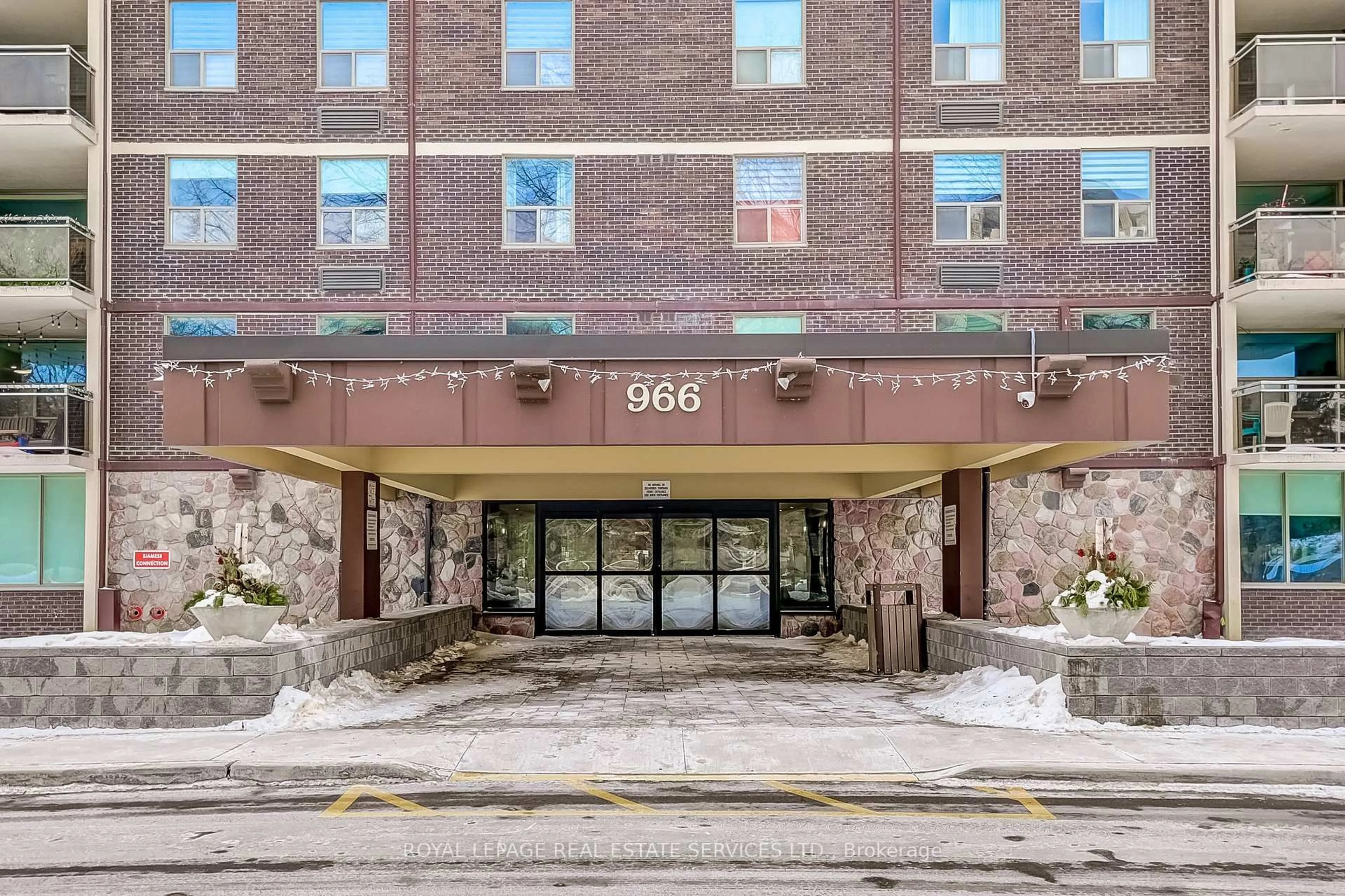 Indoor foyer for 966 Inverhouse Dr #1805, Mississauga Ontario L5J 4B6