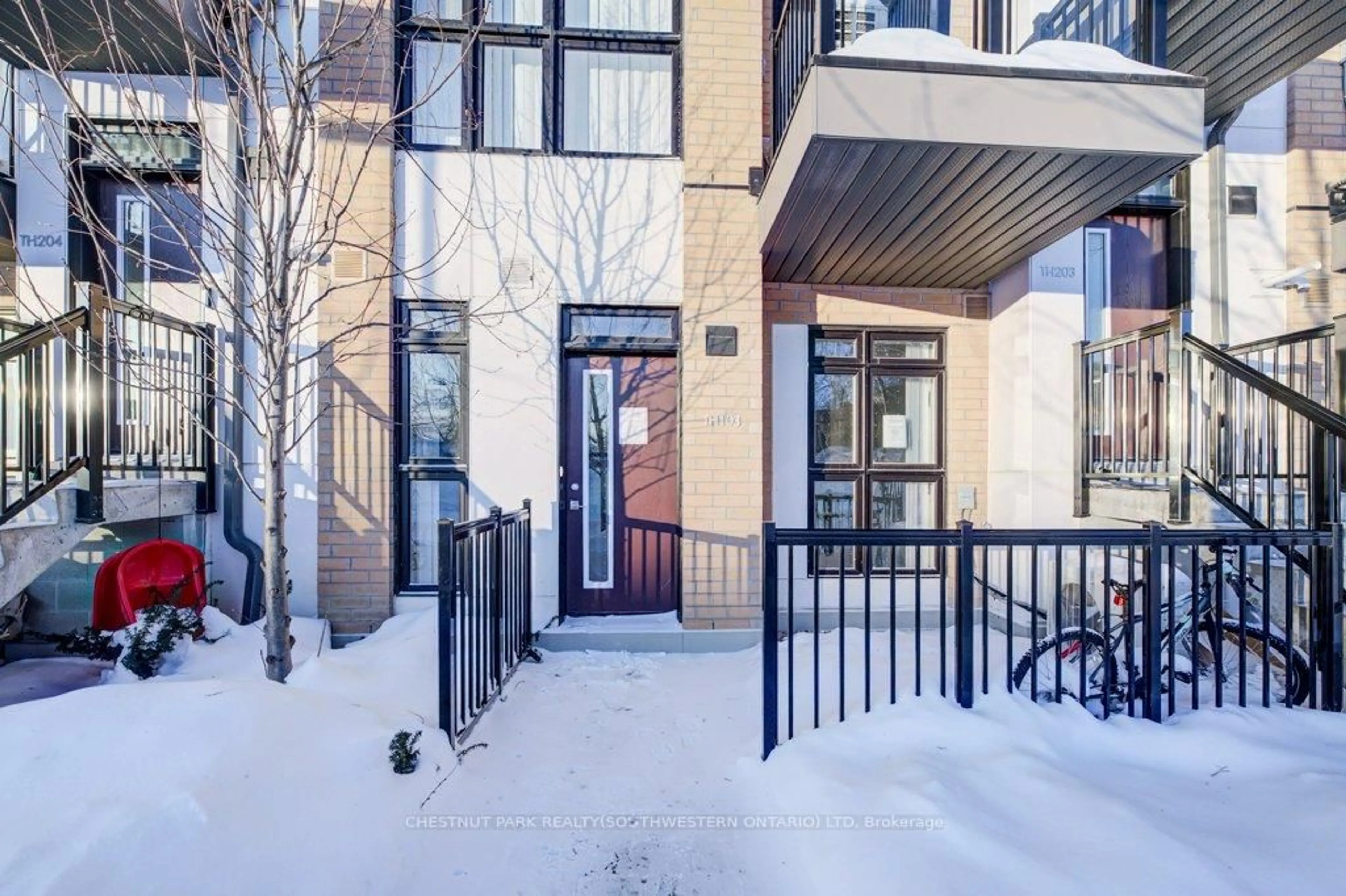 Unknown for 90 Canon Jackson Dr #103, Toronto Ontario M6M 0C1