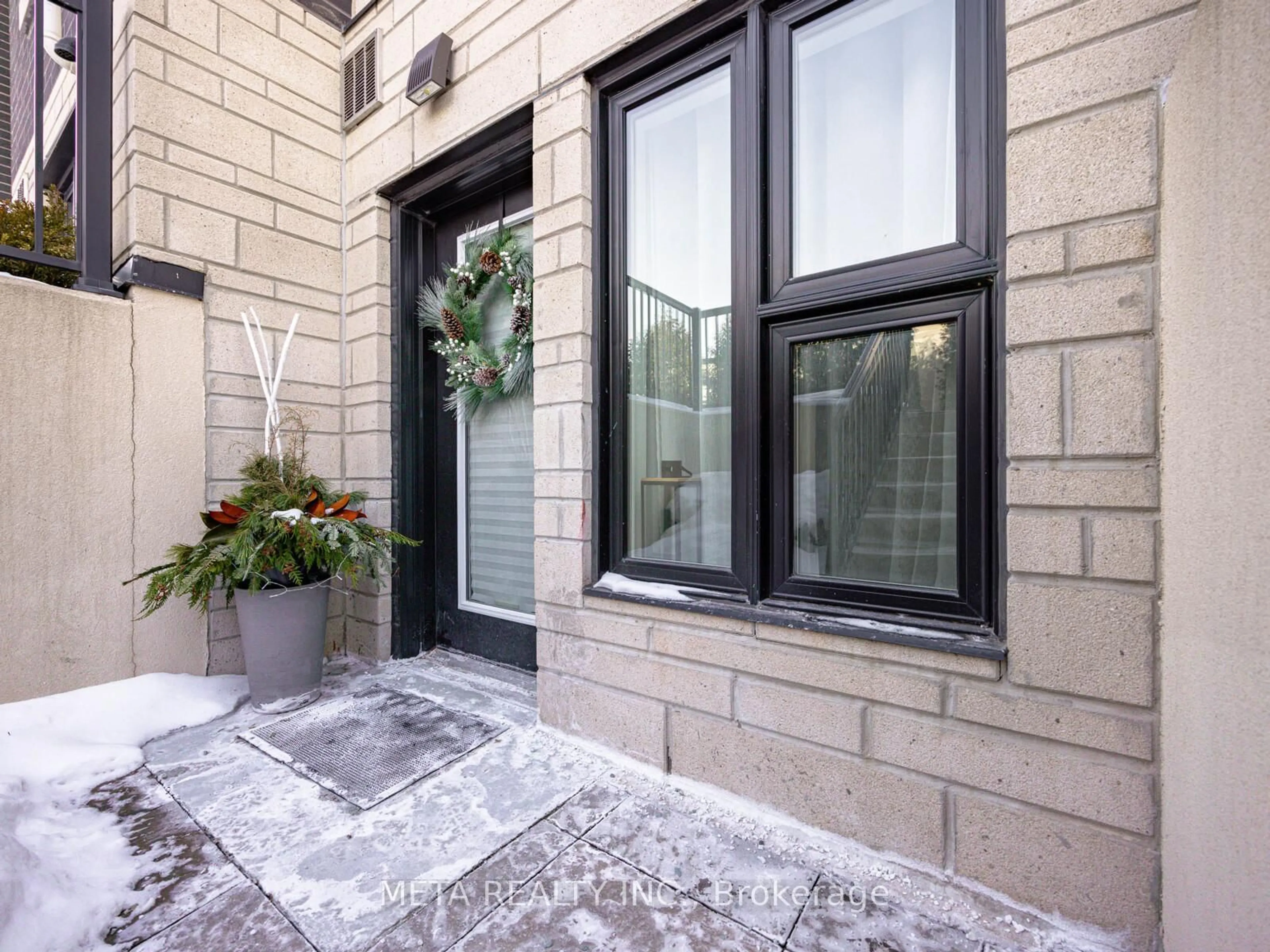 Indoor entryway for 1139 Cooke Blvd #320, Burlington Ontario L7T 0C3