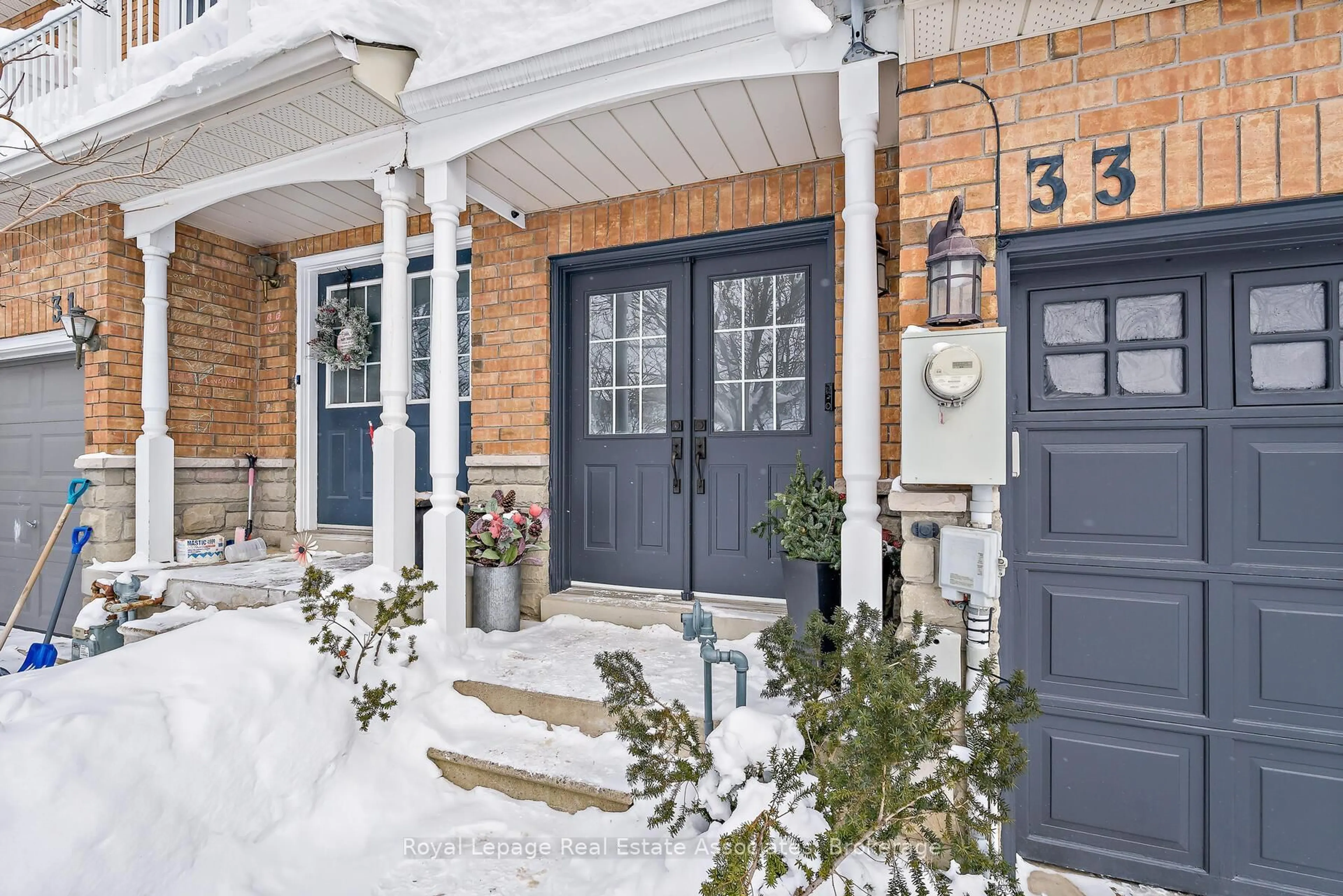 Indoor entryway for 33 Bradley Dr, Halton Hills Ontario L7G 6B5