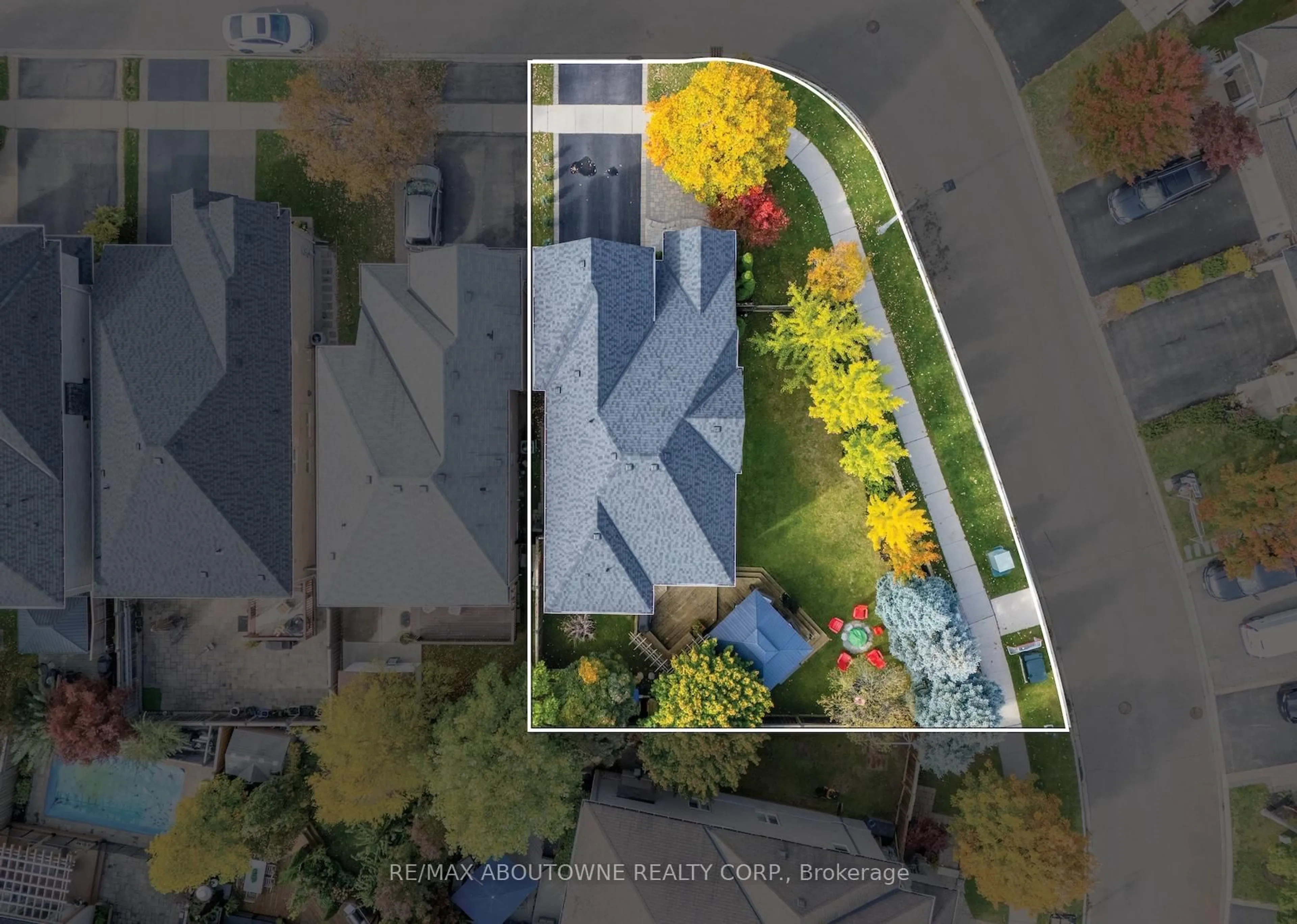 A pic from outside/outdoor area/front of a property/back of a property/a pic from drone, street for 3262 Skipton Lane, Oakville Ontario L6M 0K2