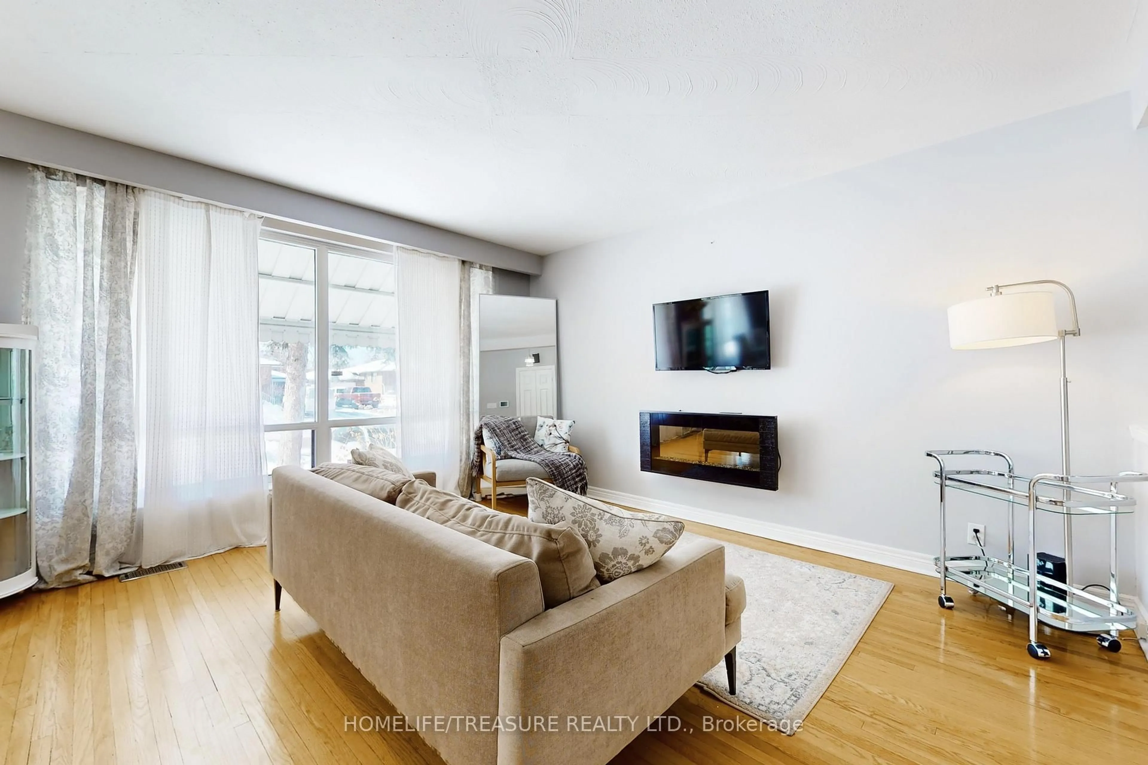 Living room with furniture, unknown for 19 BRAMPTON Rd, Toronto Ontario M9R 3J3
