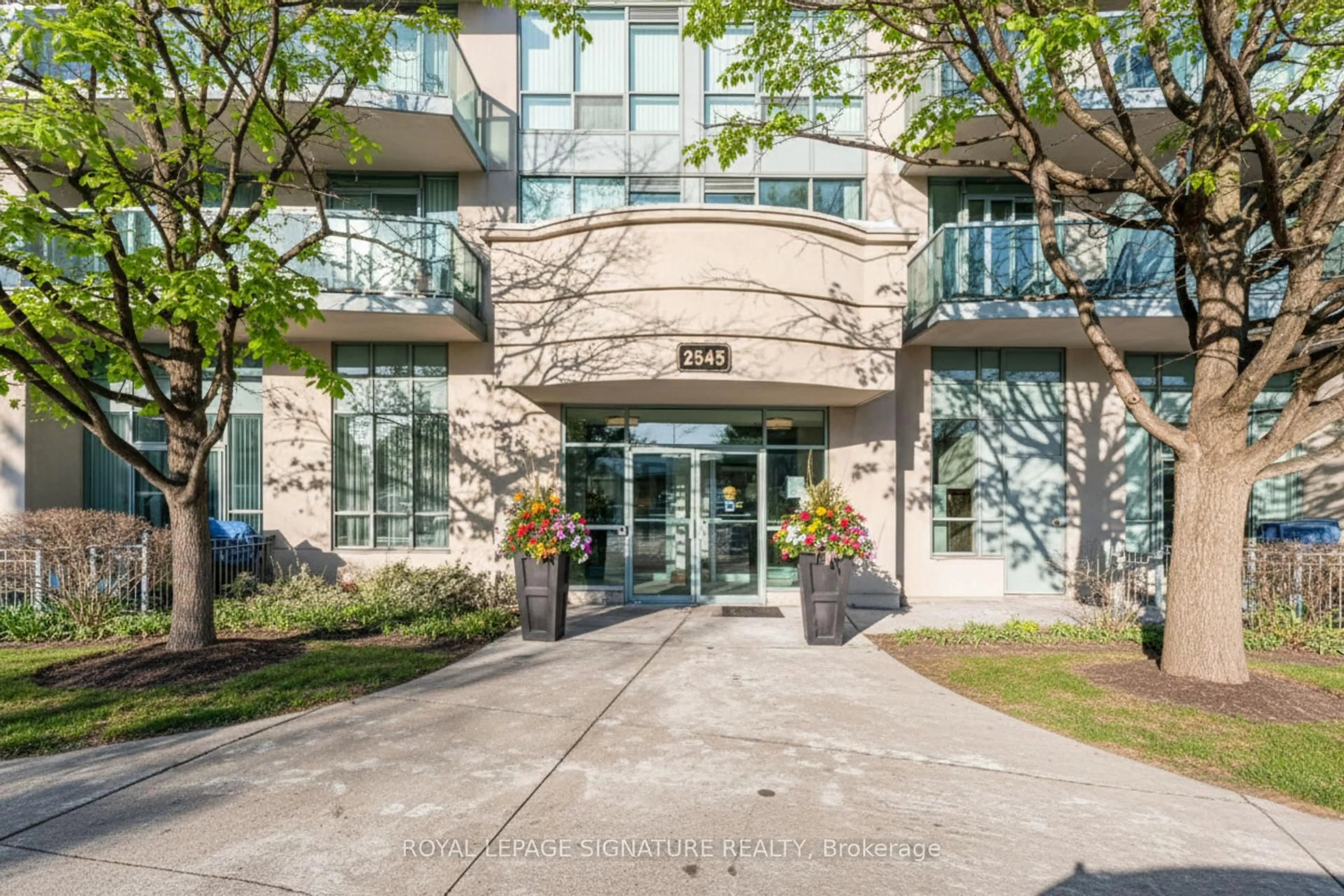 Indoor foyer for 2545 Erin Centre Blvd #1703, Mississauga Ontario L5M 6Z9