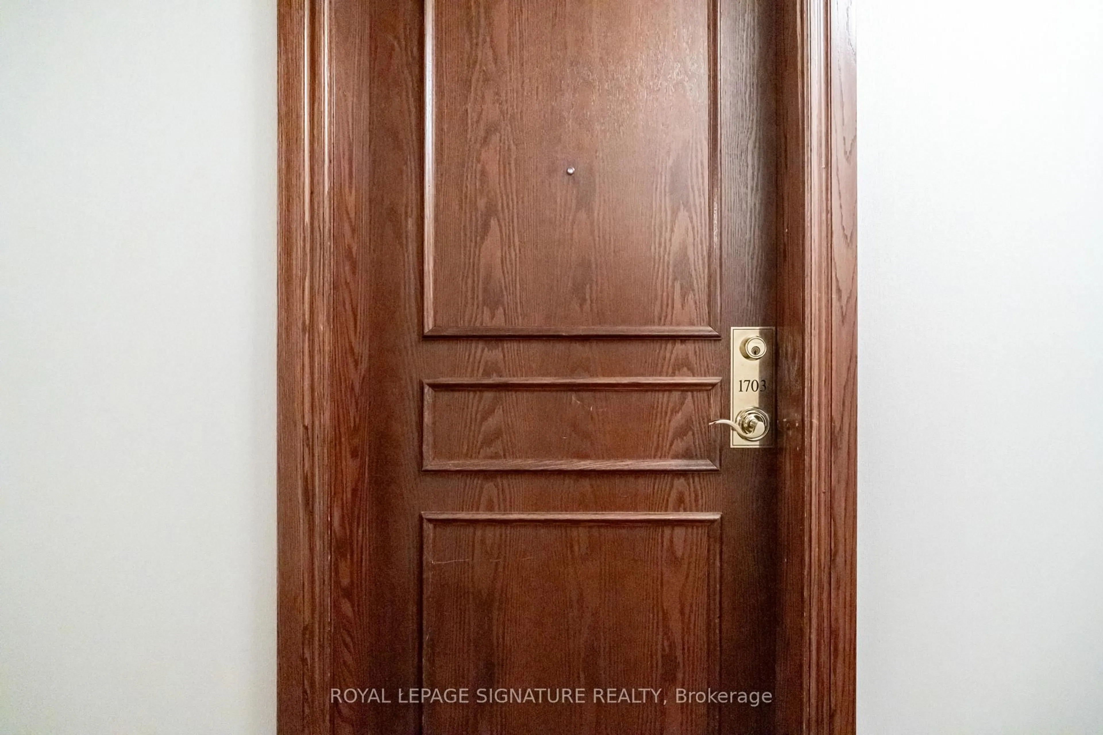 Indoor entryway for 2545 Erin Centre Blvd #1703, Mississauga Ontario L5M 6Z9