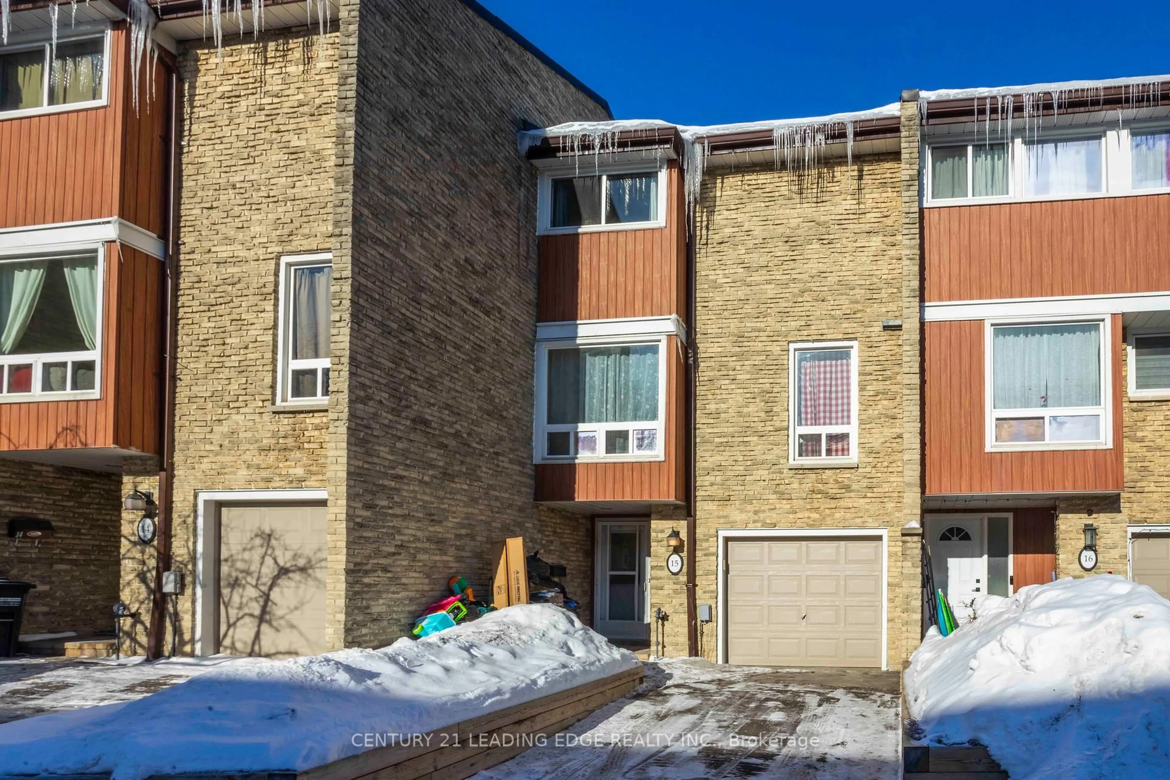 A pic from outside/outdoor area/front of a property/back of a property/a pic from drone, street for 915 Inverhouse Dr #15, Mississauga Ontario L5J 4B2