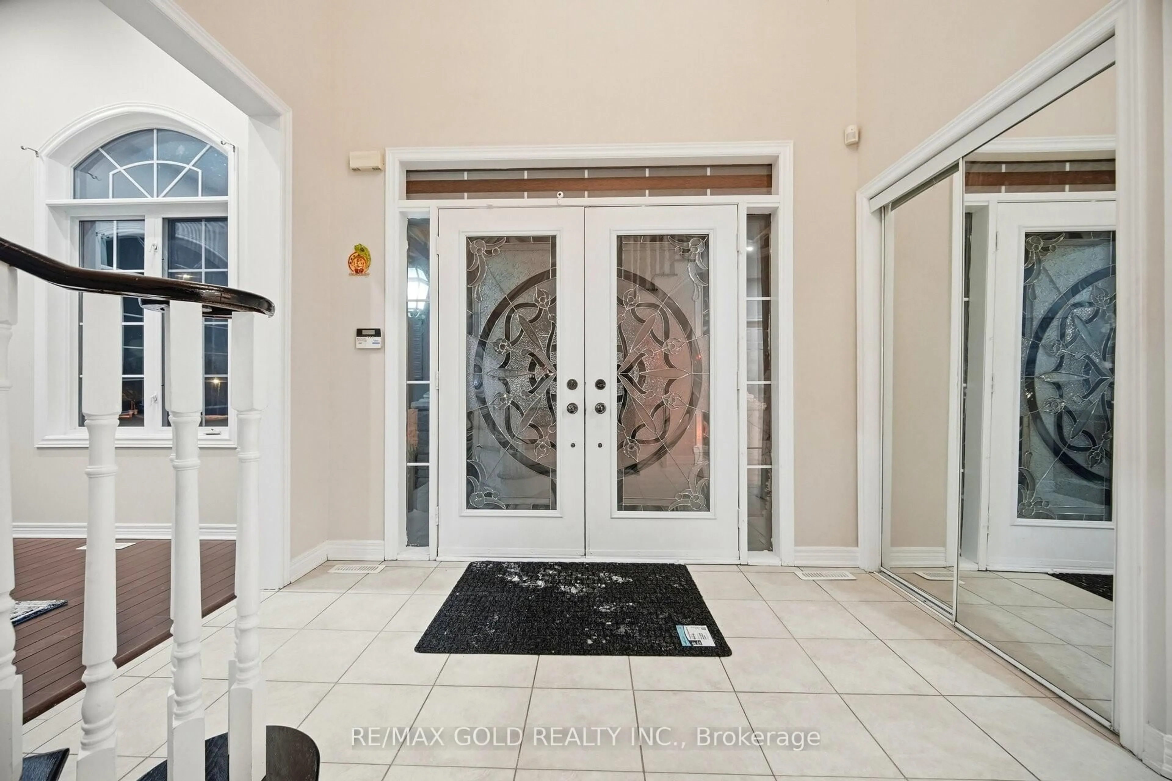 Indoor entryway for 26 Gorevale Dr, Brampton Ontario L6P 1N9
