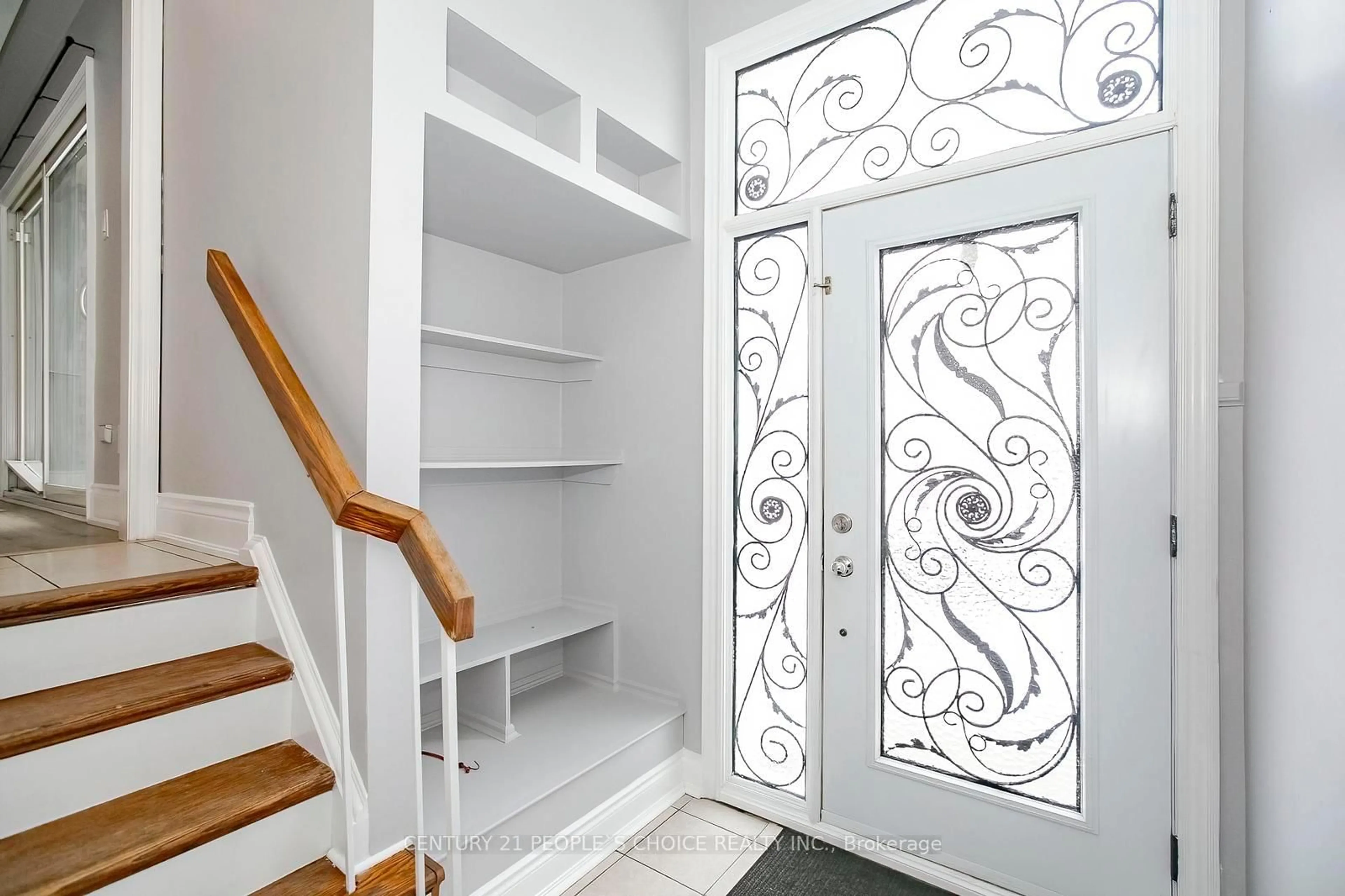 Indoor entryway for 114 Simmons Blvd, Brampton Ontario L6V 3V6
