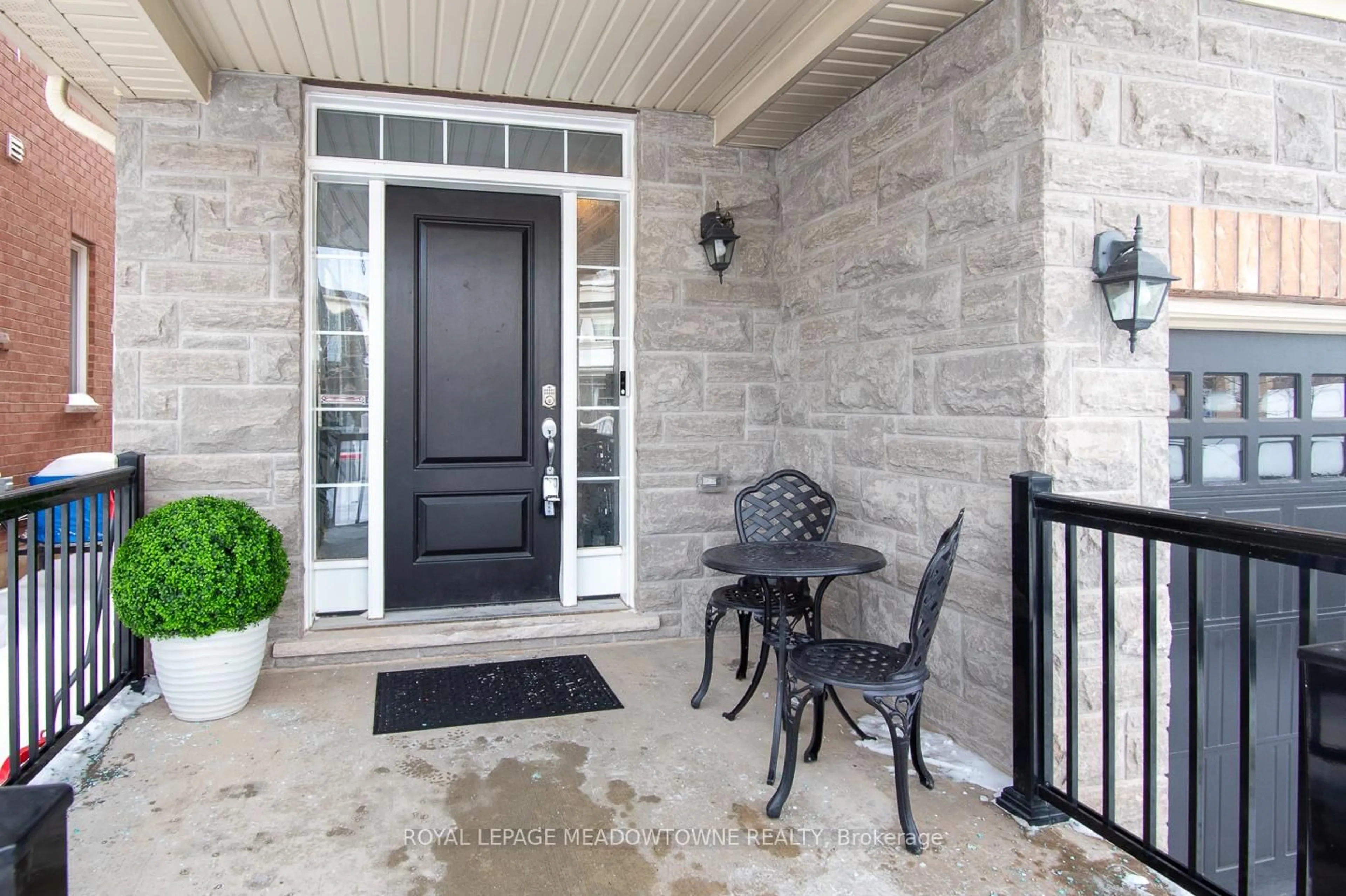 Indoor entryway for 843 Miltonbrook Cres, Milton Ontario L9T 8N2
