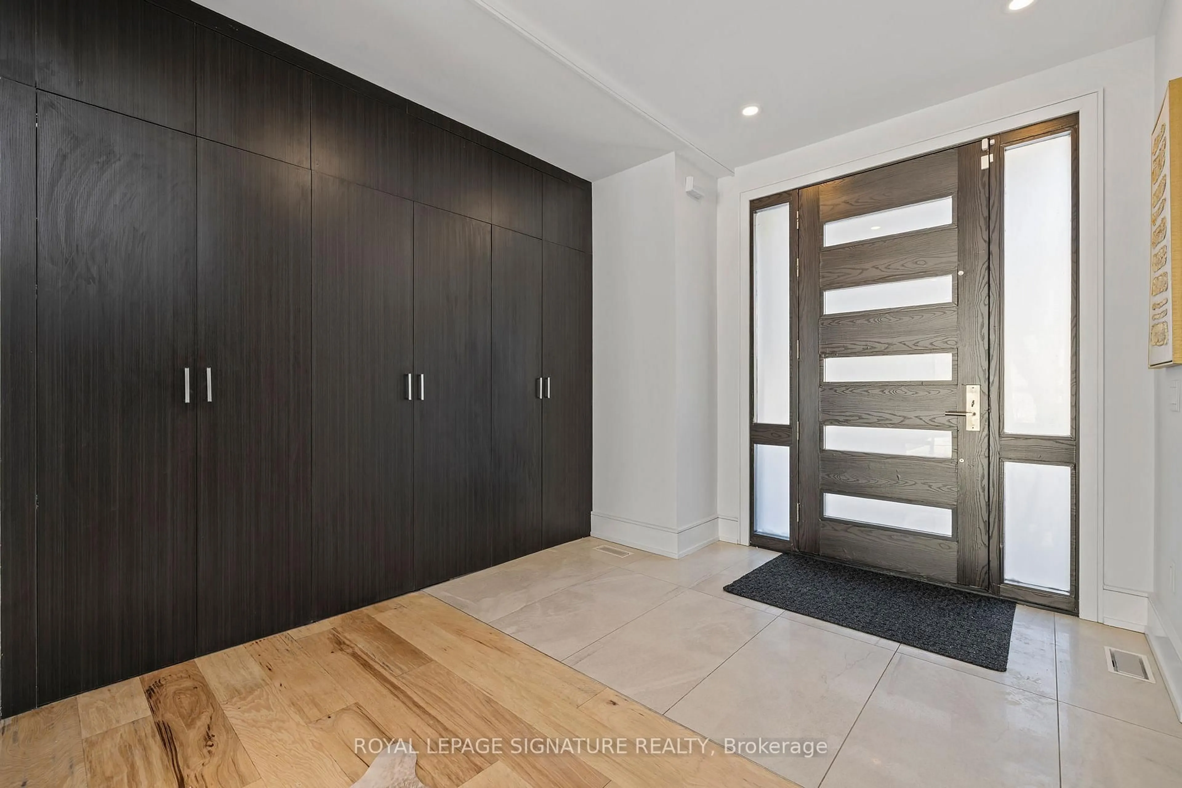 Indoor entryway for 290 North Shore Blvd, Burlington Ontario L7T 1W9