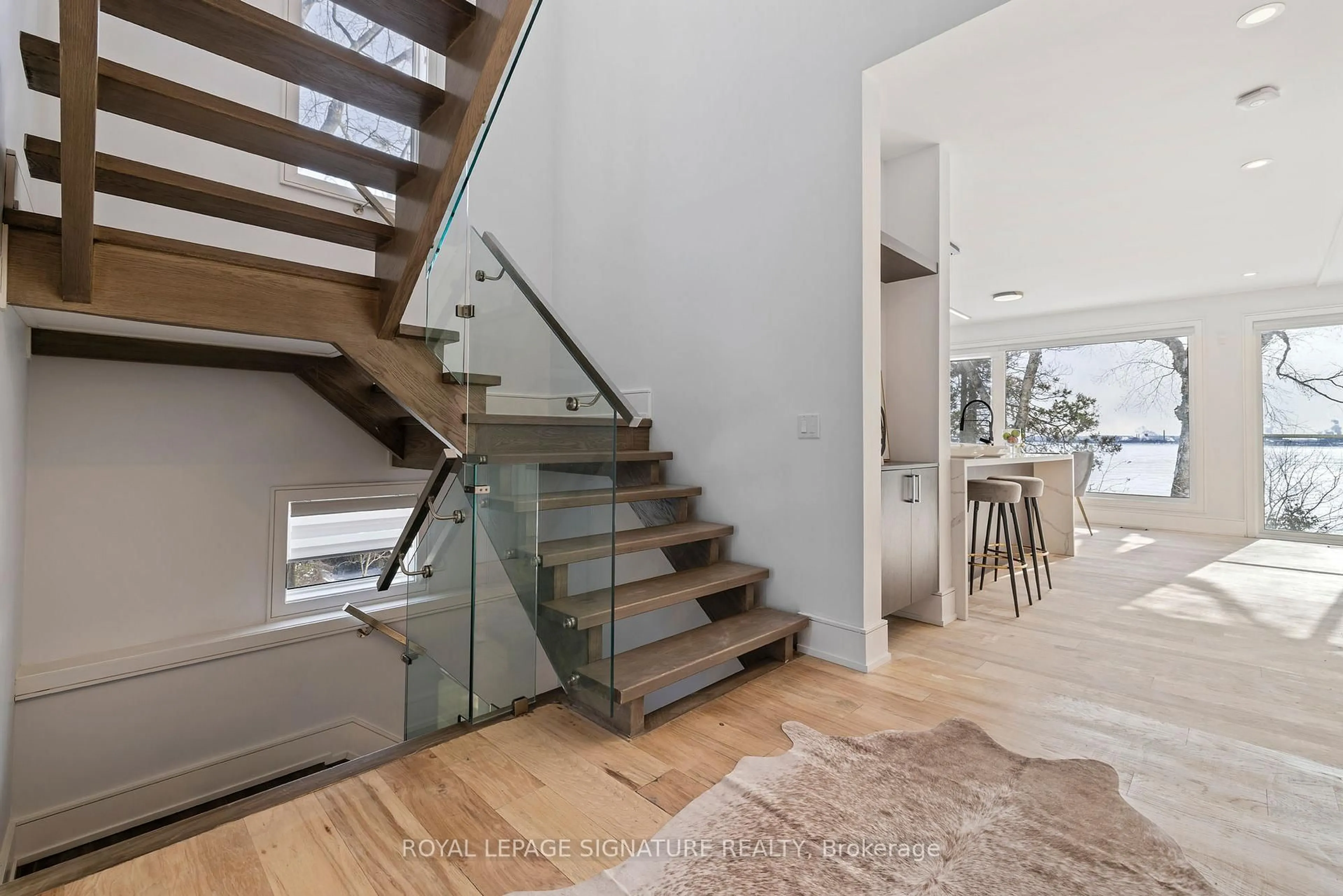 Stairs for 290 North Shore Blvd, Burlington Ontario L7T 1W9