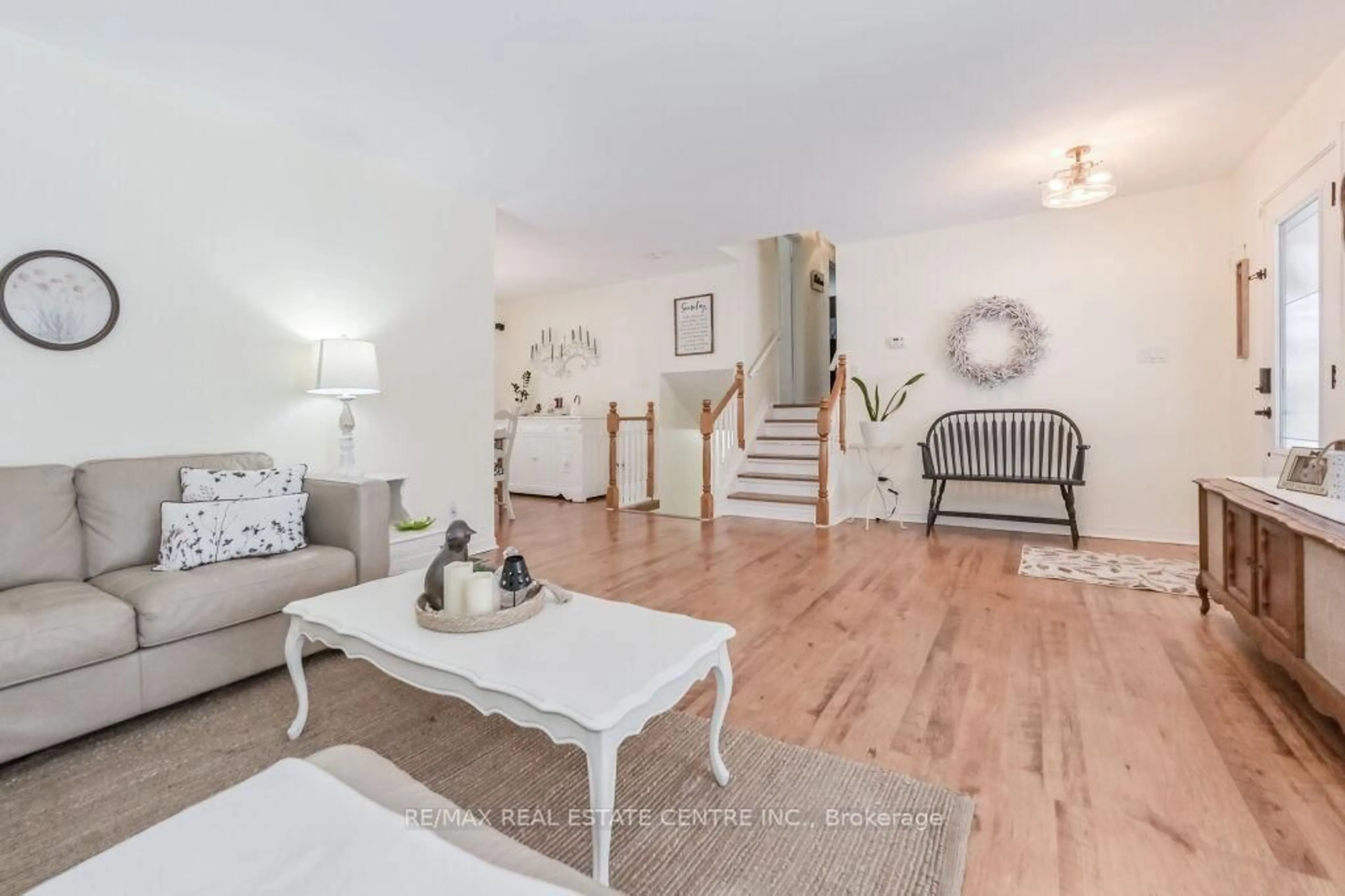 Living room with furniture, wood/laminate floor for 18 Townline, Orangeville Ontario L9W 3H3