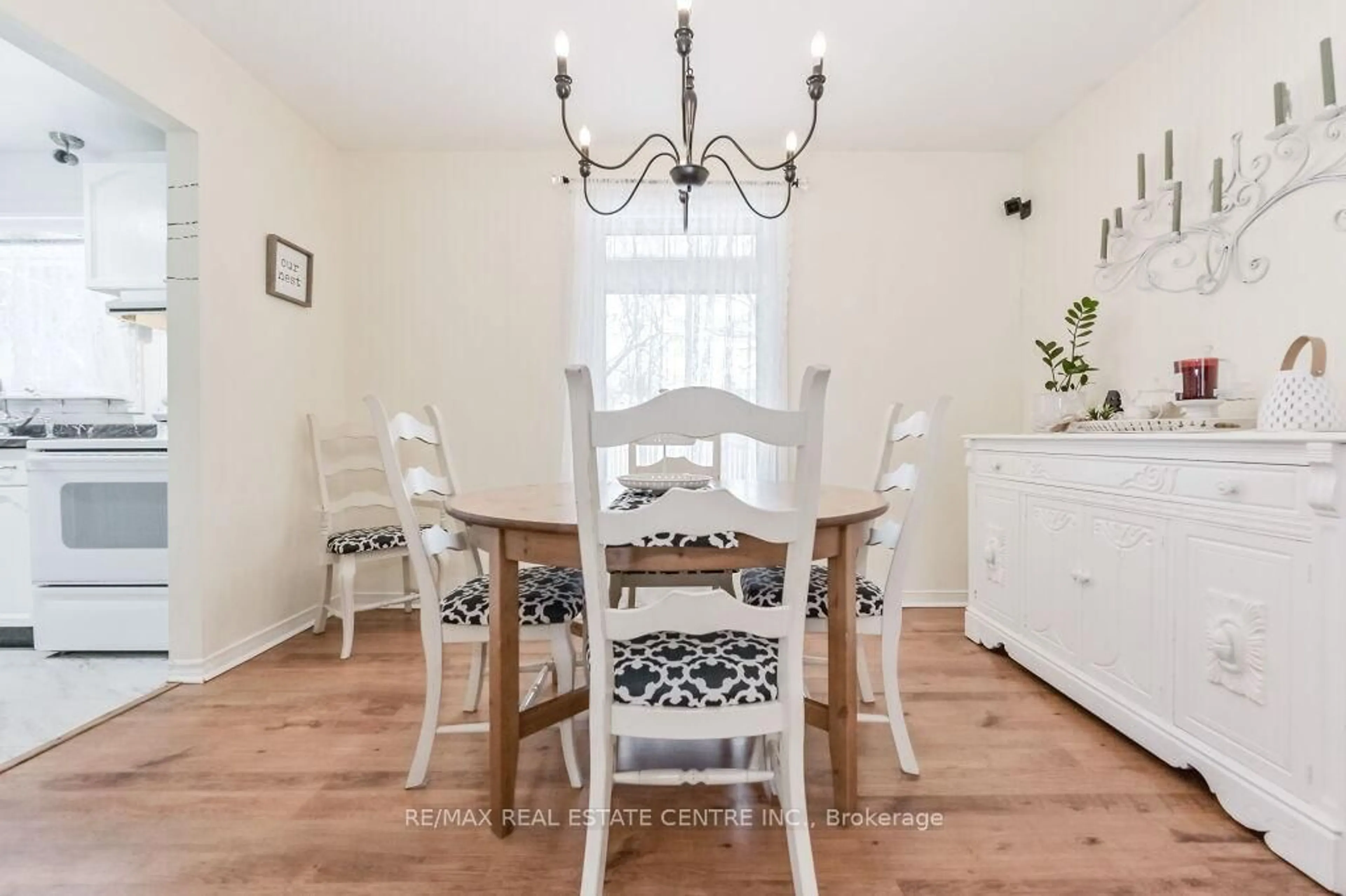 Dining room, wood/laminate floor for 18 Townline, Orangeville Ontario L9W 3H3