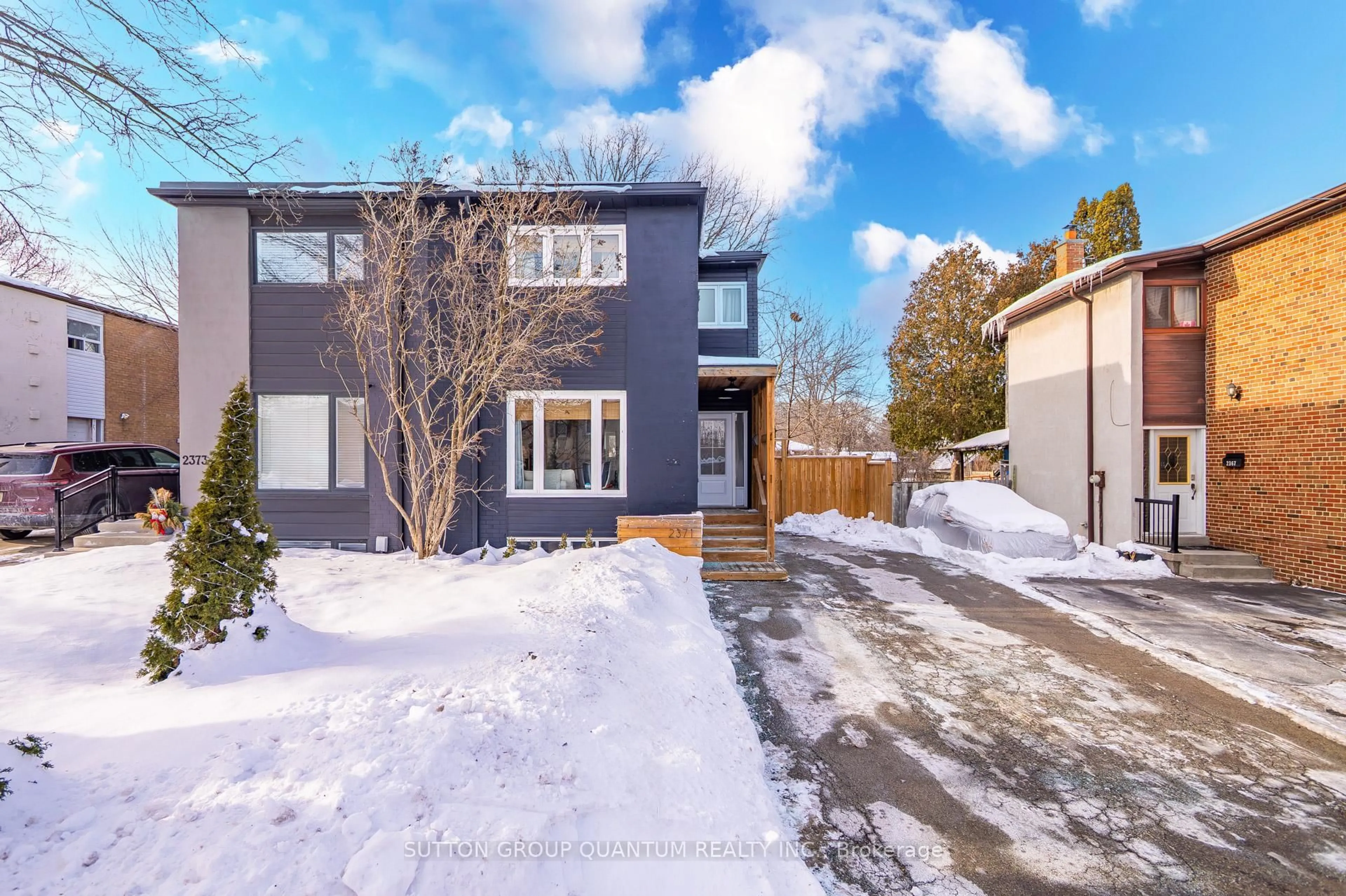 A pic from outside/outdoor area/front of a property/back of a property/a pic from drone, street for 2371 Brookhurst Rd, Mississauga Ontario L5J 1R1