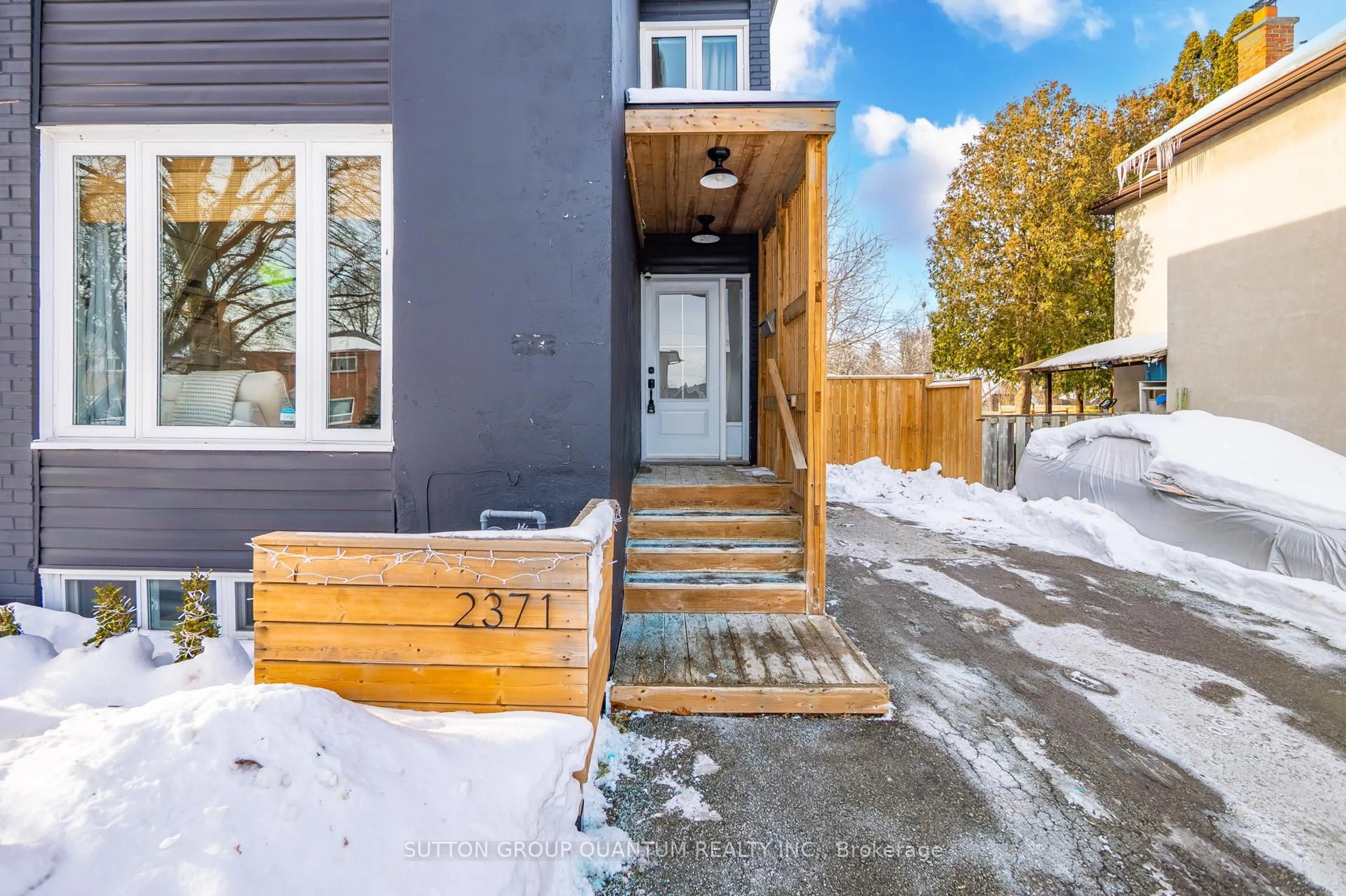 Indoor entryway for 2371 Brookhurst Rd, Mississauga Ontario L5J 1R1