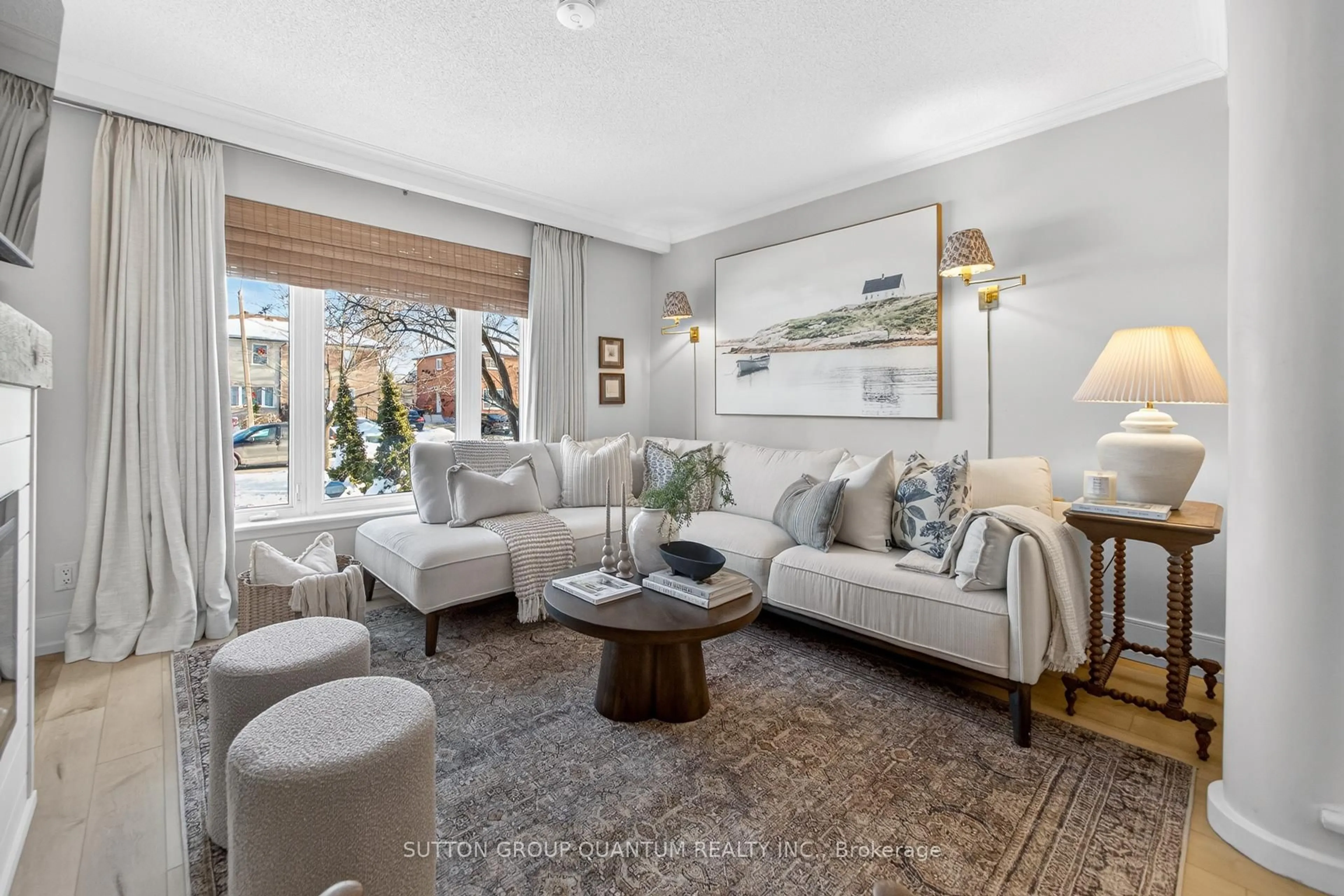 Living room with furniture, unknown for 2371 Brookhurst Rd, Mississauga Ontario L5J 1R1