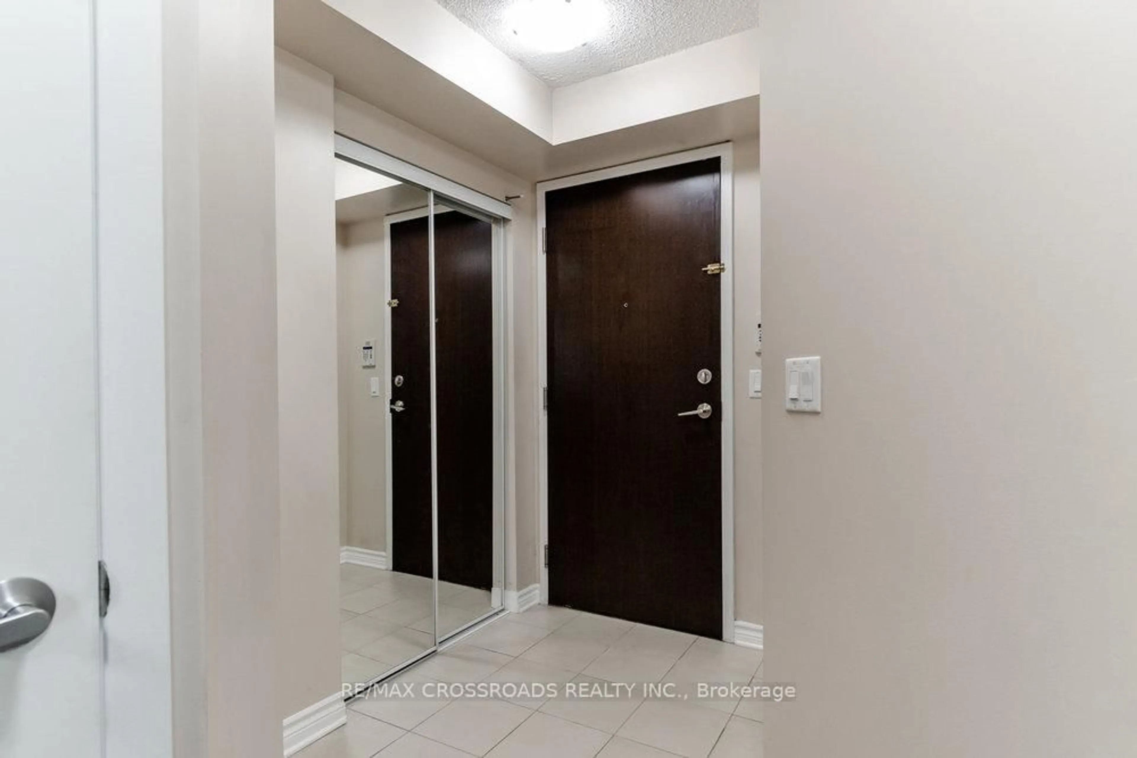 Indoor entryway for 215 Sherway Gardens Rd #604, Toronto Ontario M9C 0A4