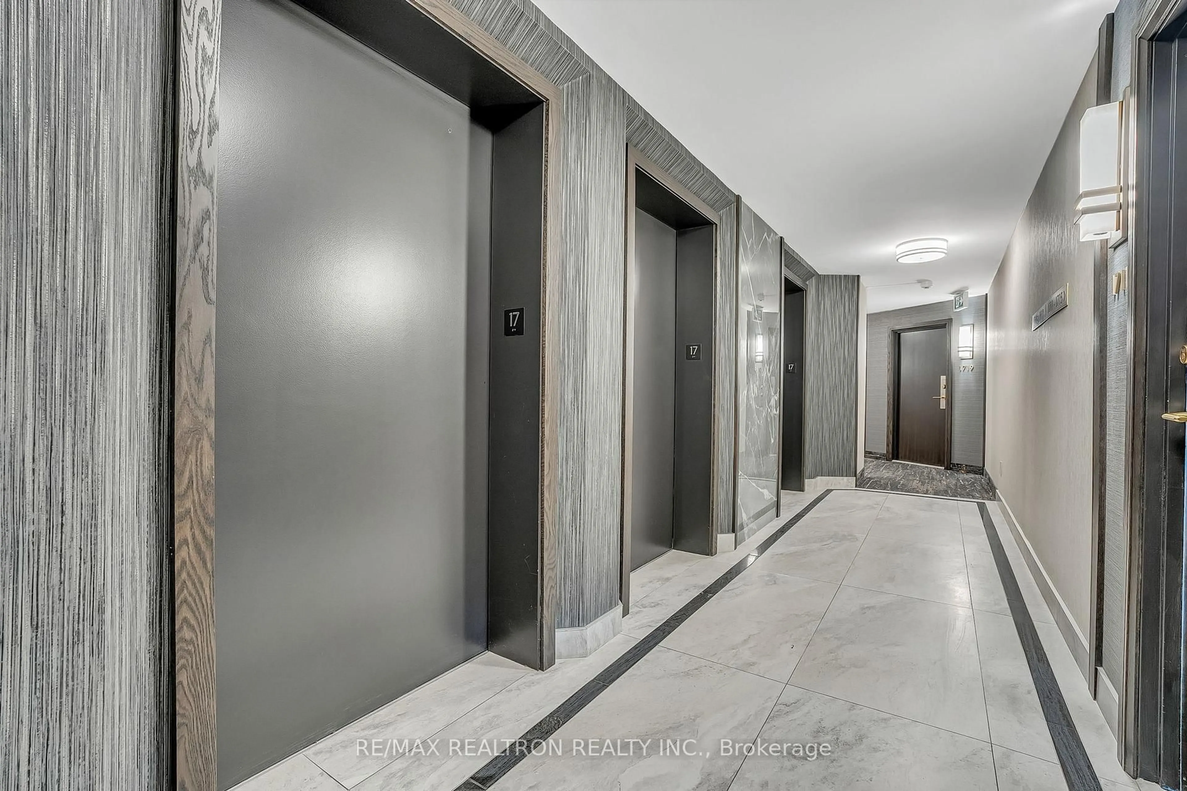 Indoor foyer for 4185 Shipp Dr #1713, Mississauga Ontario L4Z 2Y8