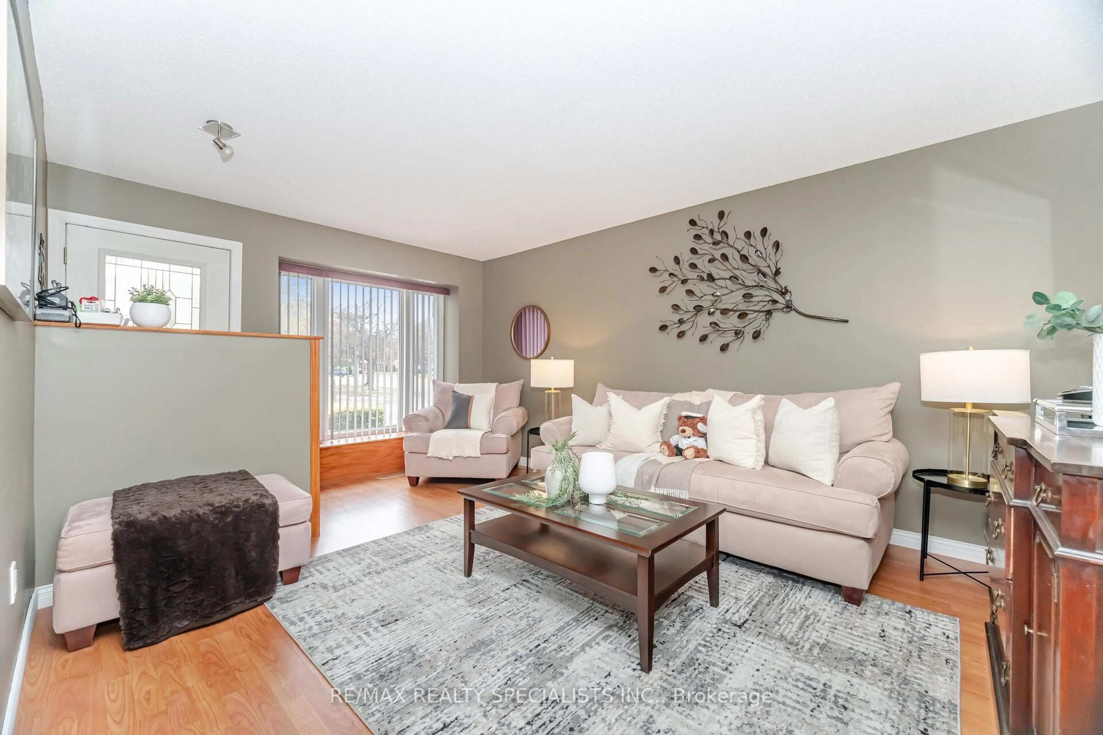 Living room with furniture, wood/laminate floor for 2642 Treviso Crt, Mississauga Ontario L5N 2T1