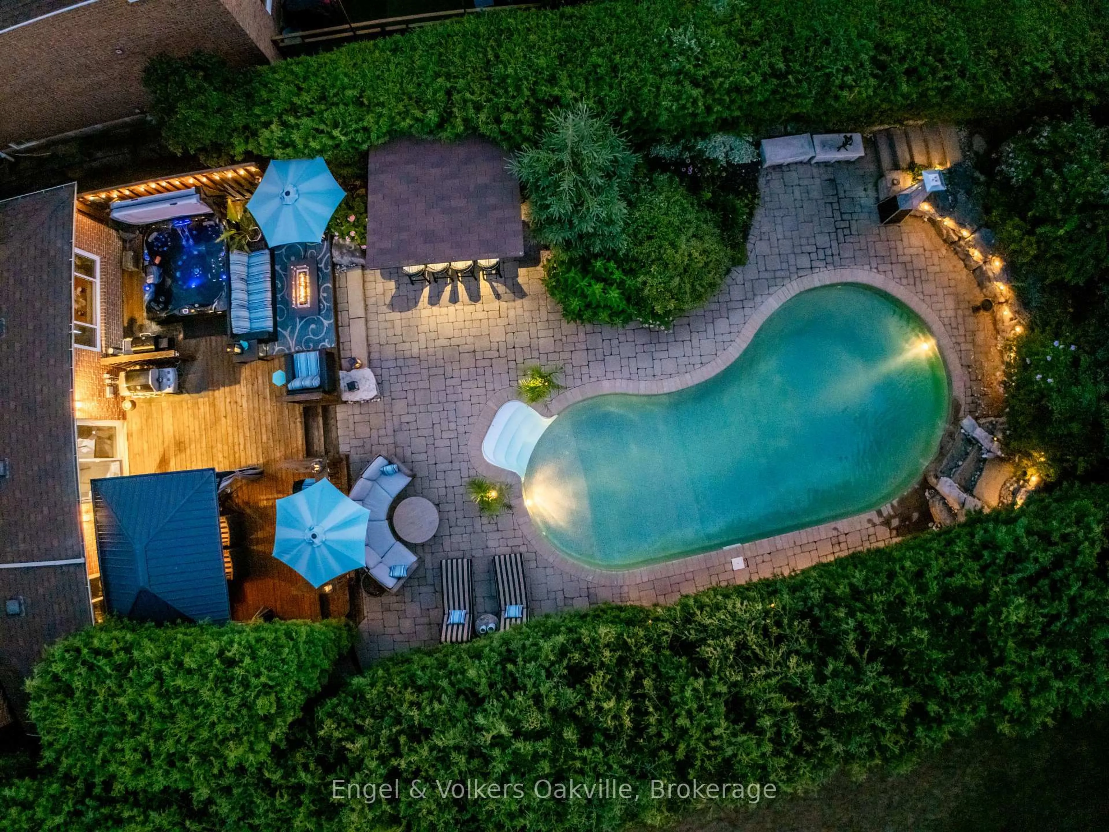 A pic from outside/outdoor area/front of a property/back of a property/a pic from drone, unknown for 1181 Grange Rd, Oakville Ontario L6H 1P8