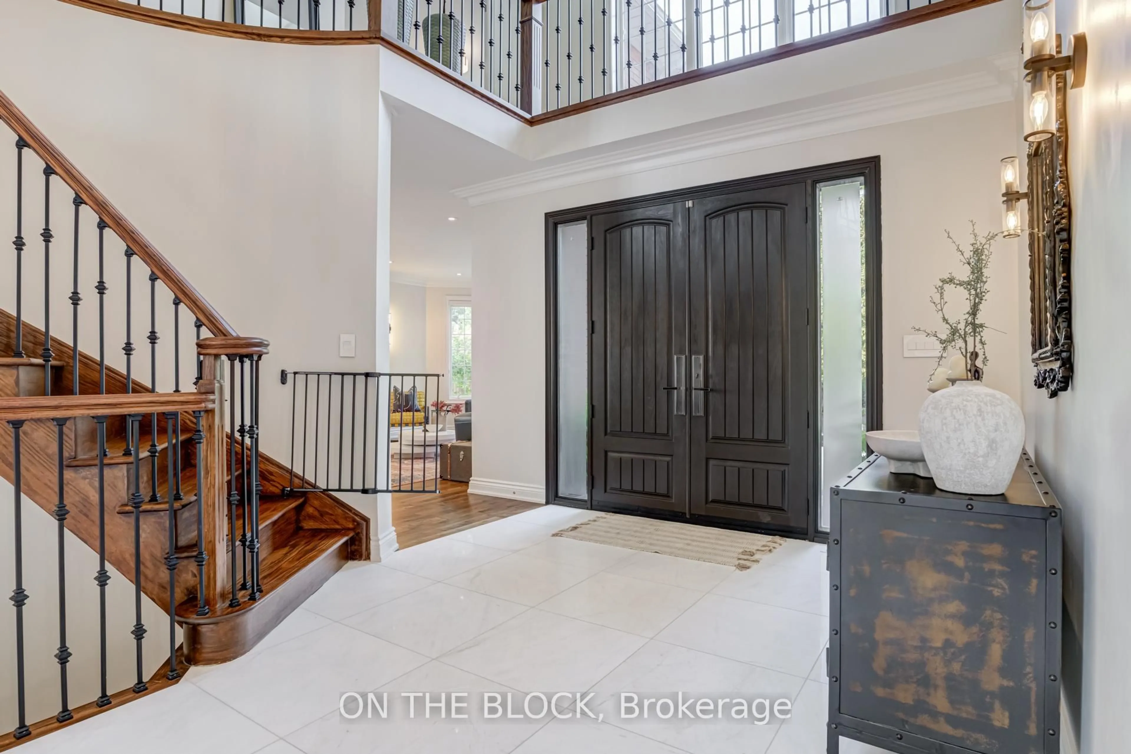 Indoor entryway for 2212 Oneida Crt, Mississauga Ontario L5C 4G5