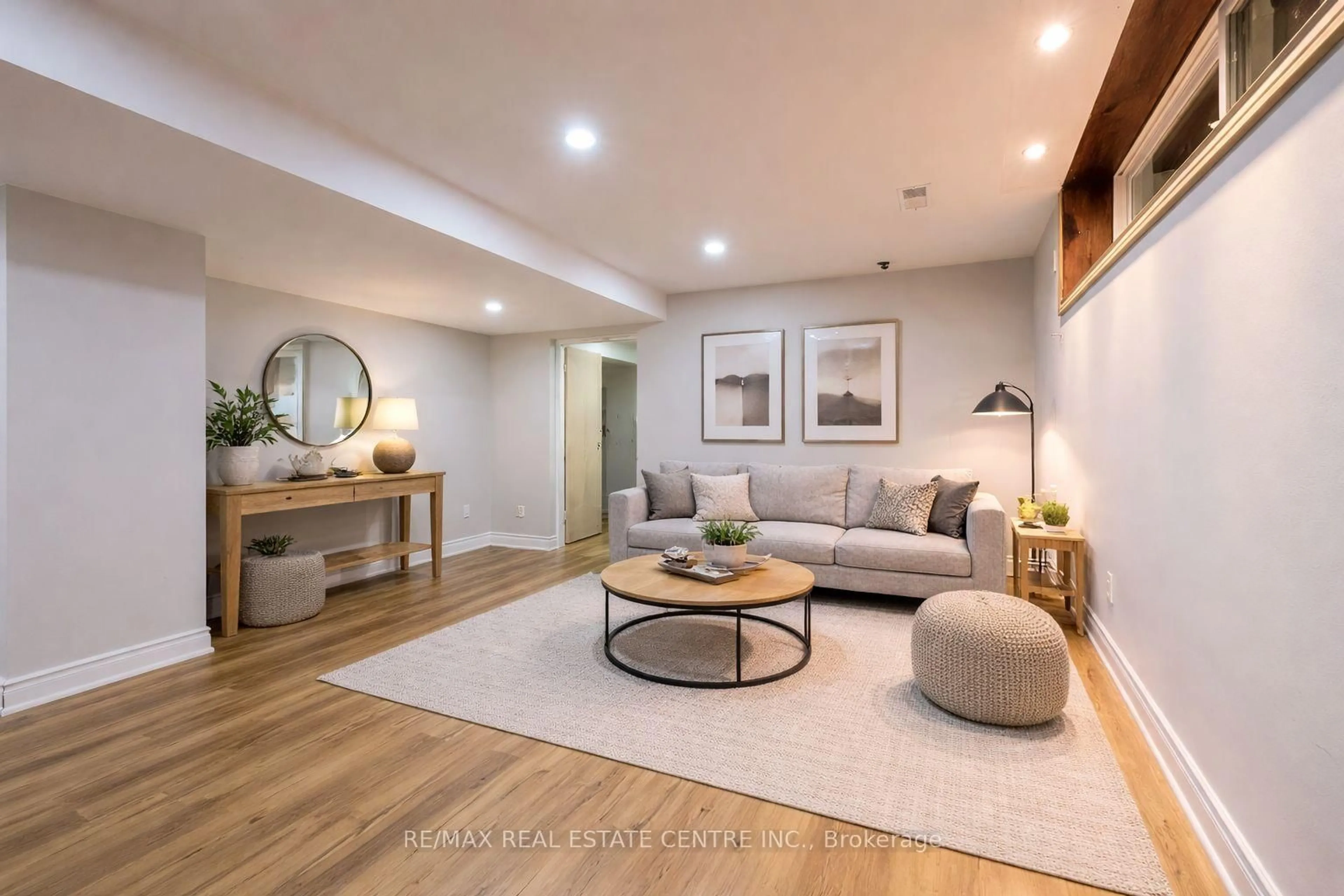 Living room with furniture, unknown for 593 Indian Rd, Mississauga Ontario L5H 1R1