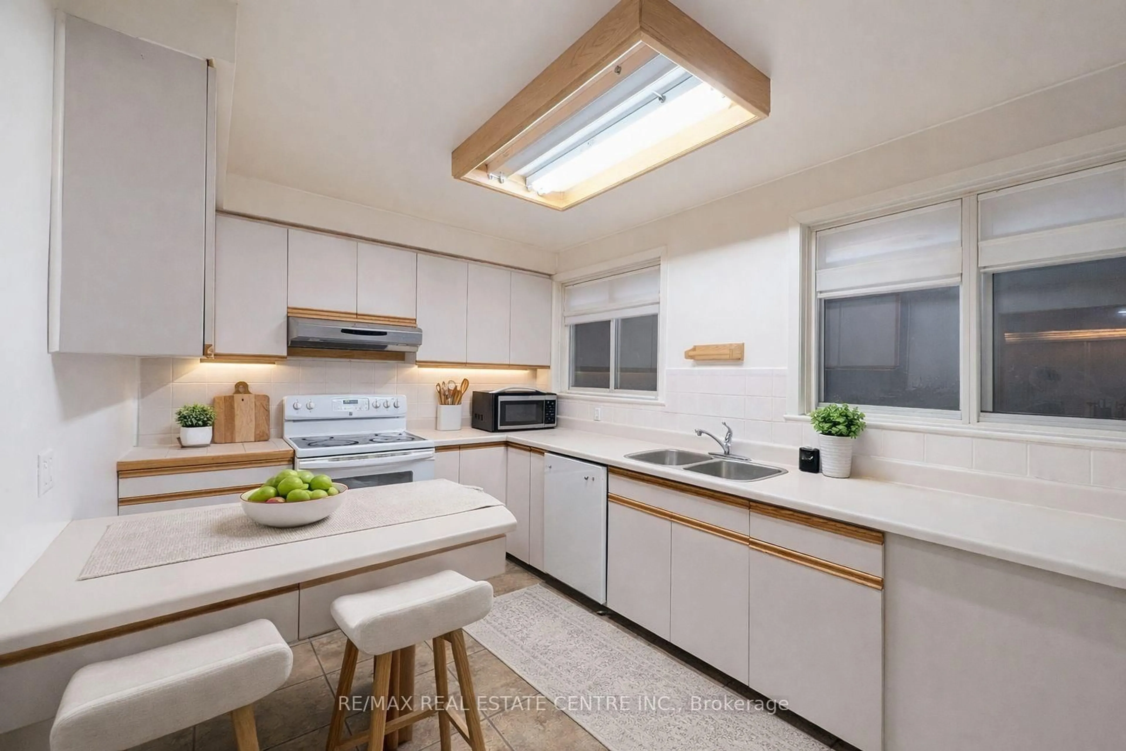 Unknown for 593 Indian Rd, Mississauga Ontario L5H 1R1