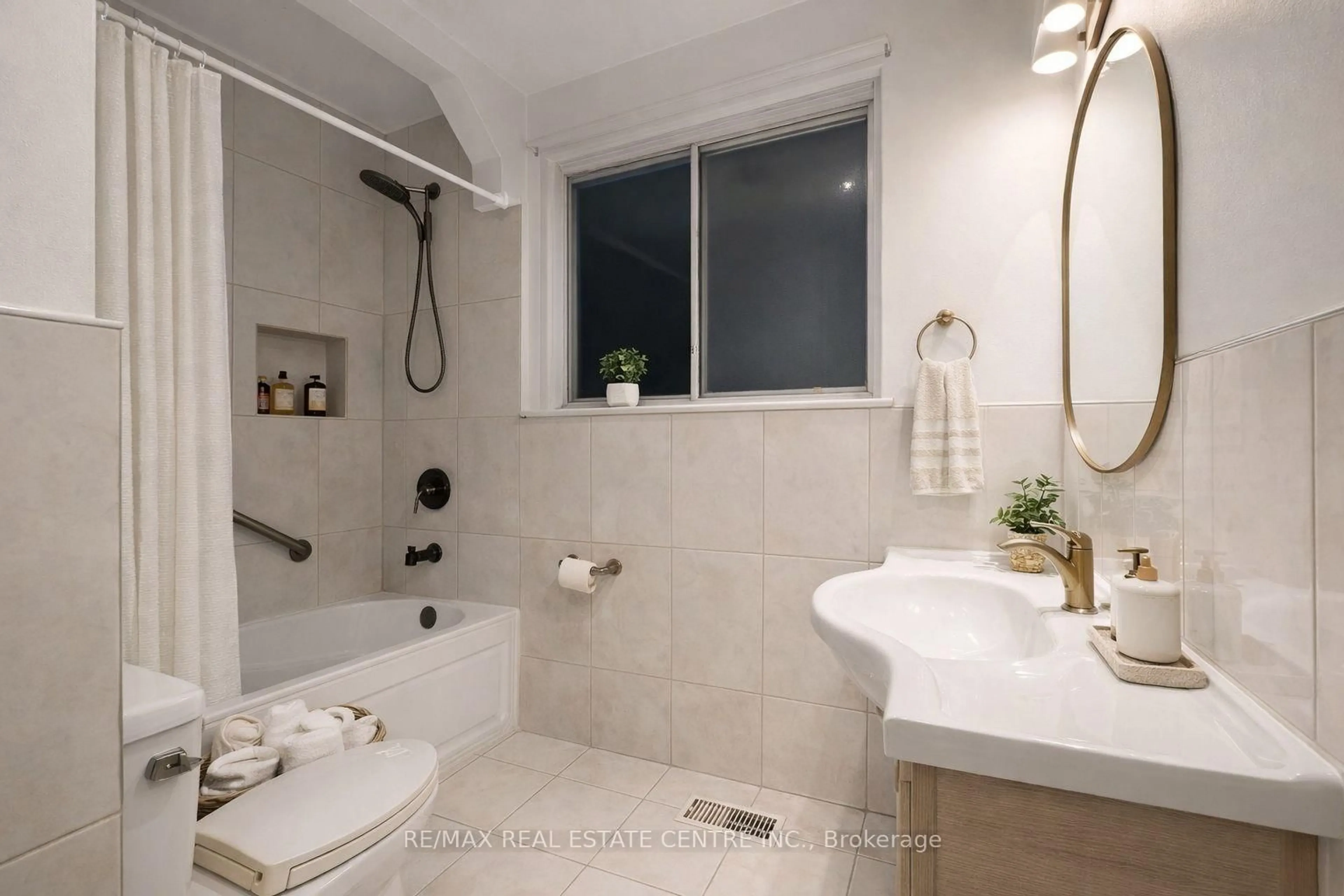 Standard bathroom, ceramic/tile floor for 593 Indian Rd, Mississauga Ontario L5H 1R1