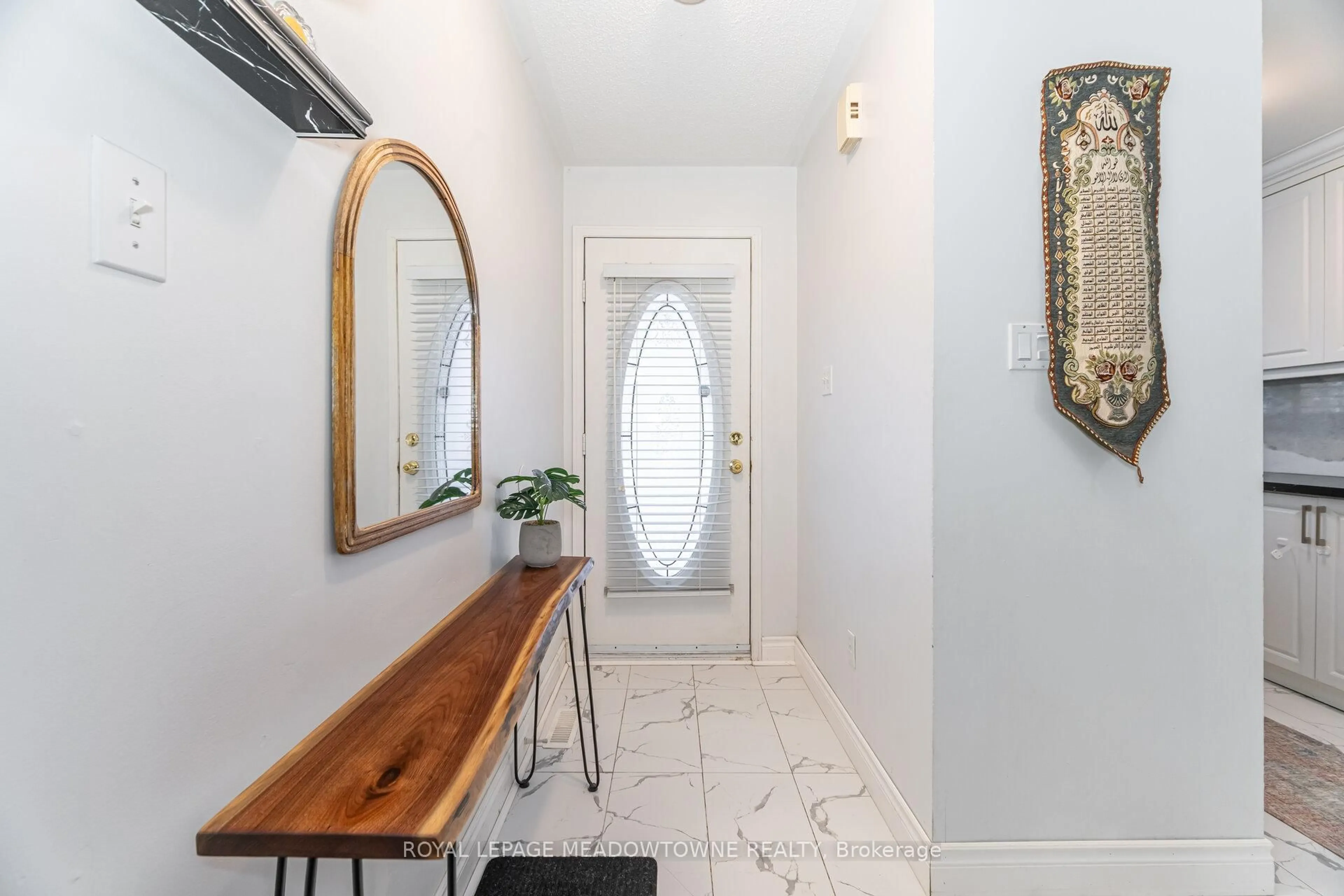 Indoor entryway for 5865 Dalebrook Cres #15B, Mississauga Ontario L5M 5X1