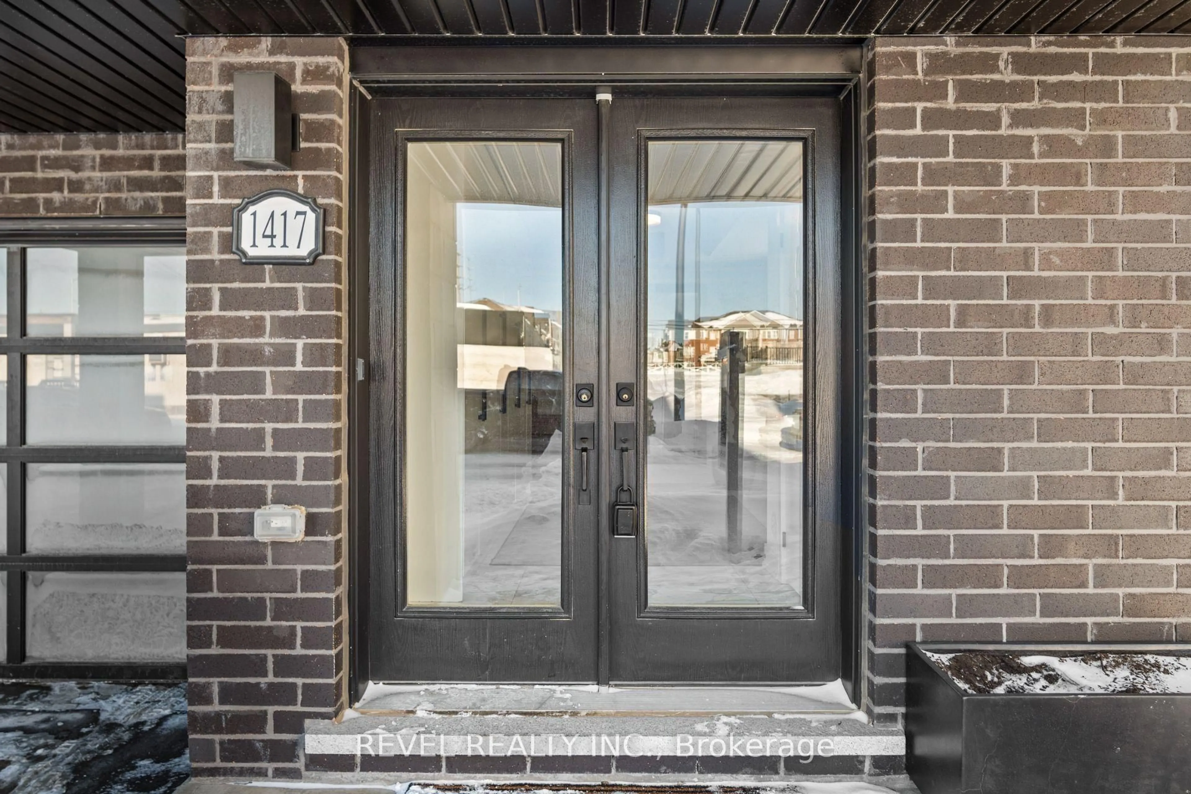 Indoor entryway for 1417 Clarriage Crt, Milton Ontario L9E 1L6