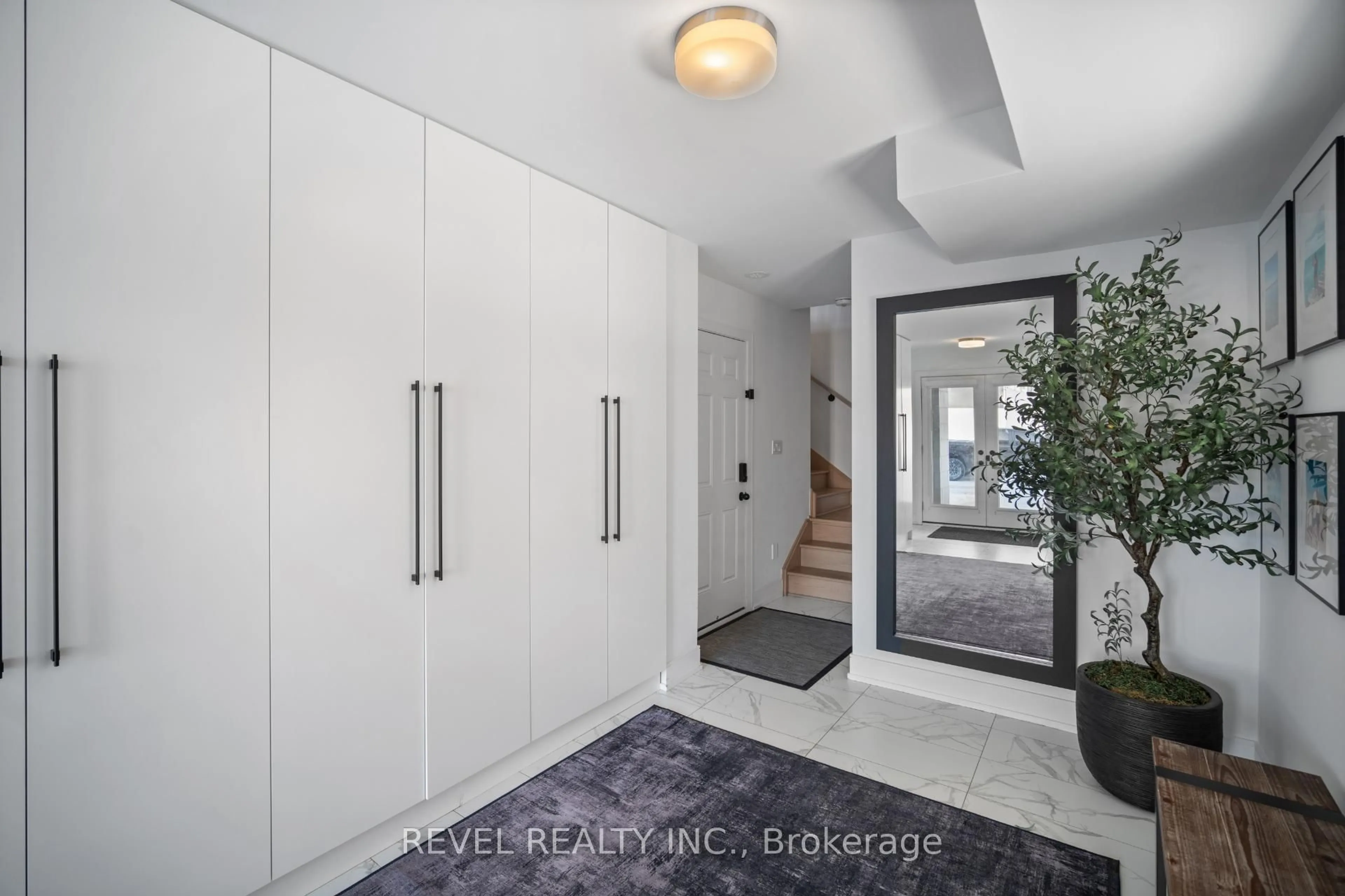 Indoor entryway for 1417 Clarriage Crt, Milton Ontario L9E 1L6