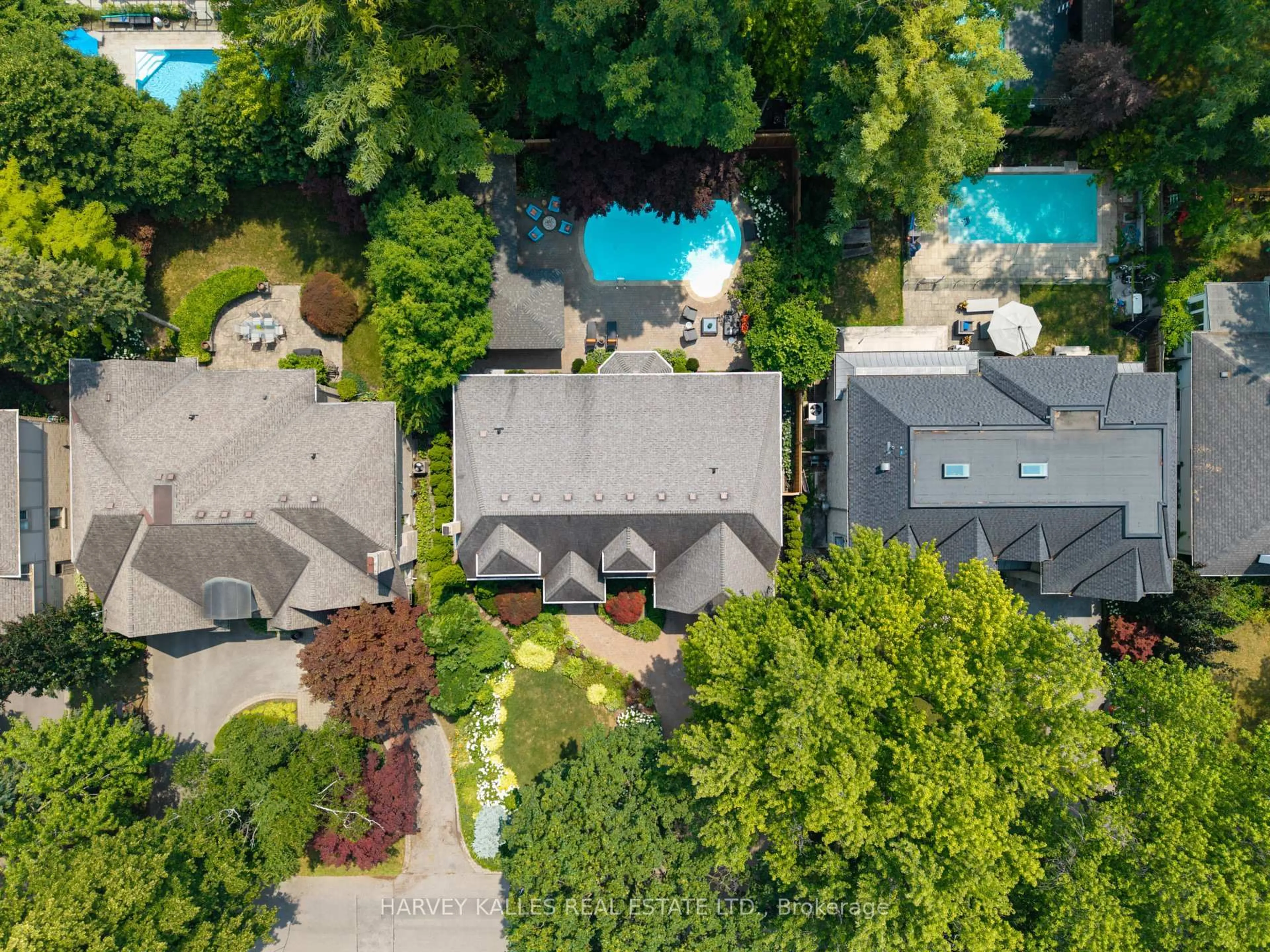 A pic from outside/outdoor area/front of a property/back of a property/a pic from drone, unknown for 7 ROMNEY Rd, Toronto Ontario M9A 4E9