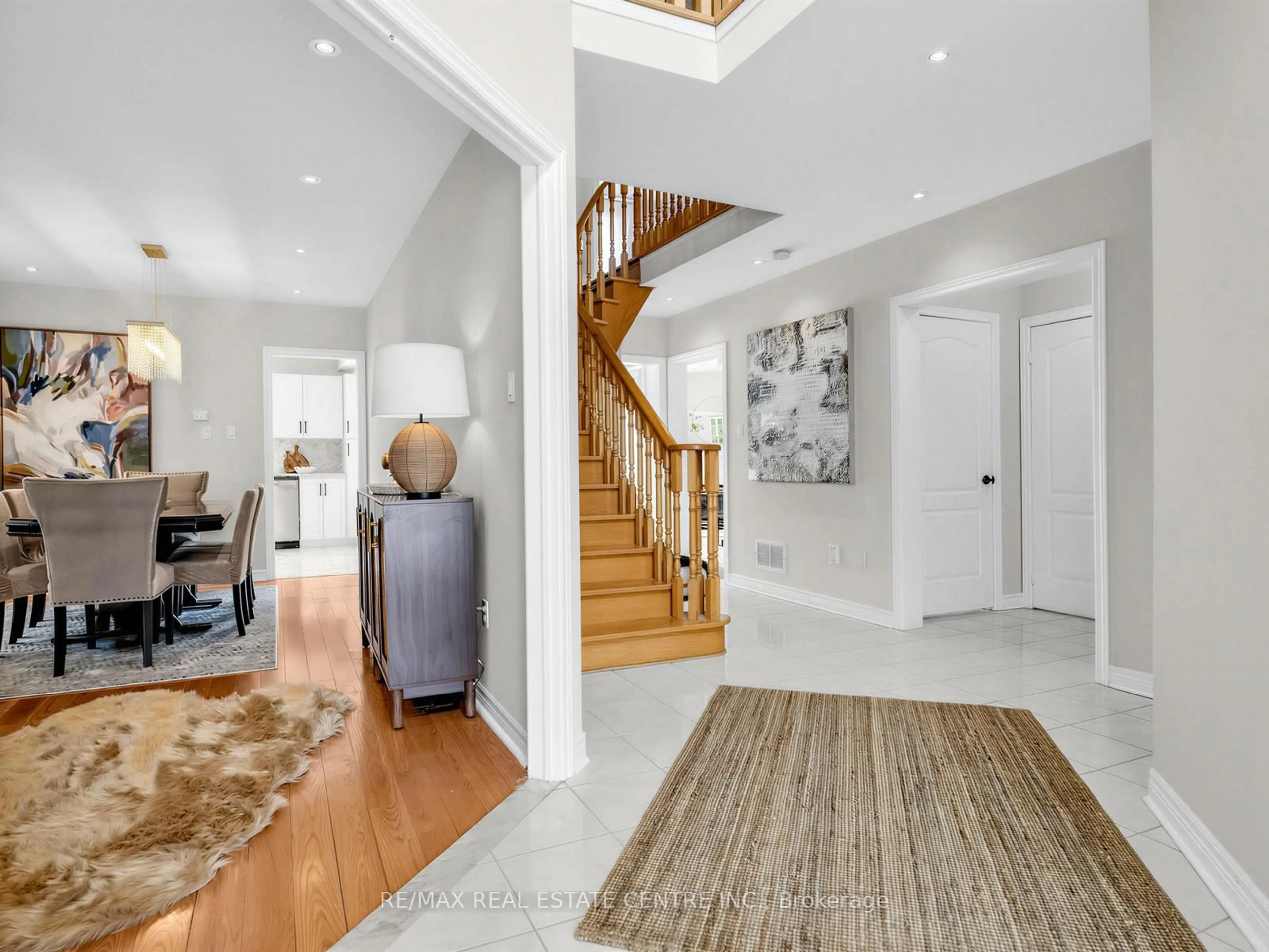 Indoor entryway for 811 Envoy Dr, Mississauga Ontario L5W 1H3