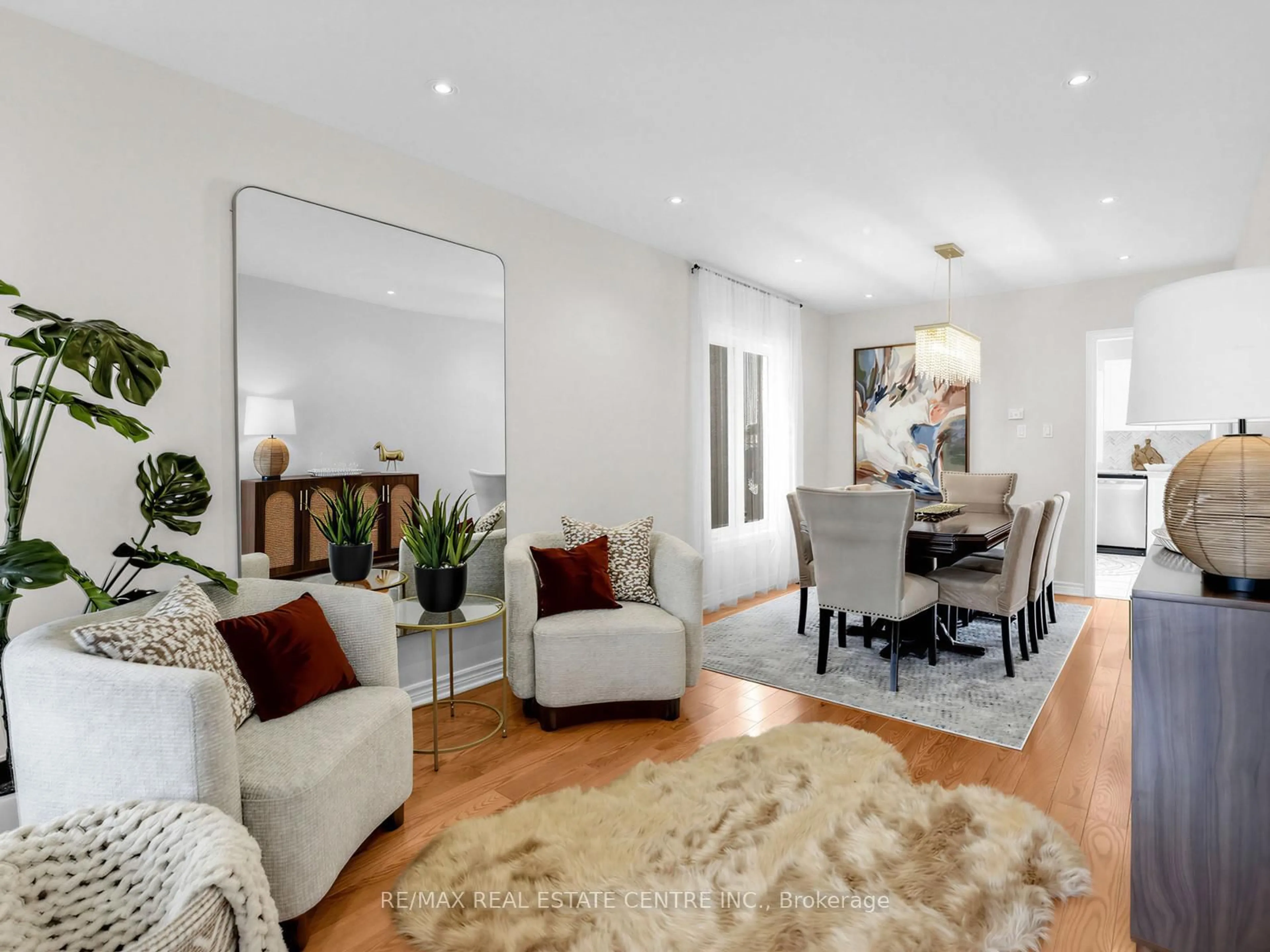 Living room with furniture, unknown for 811 Envoy Dr, Mississauga Ontario L5W 1H3